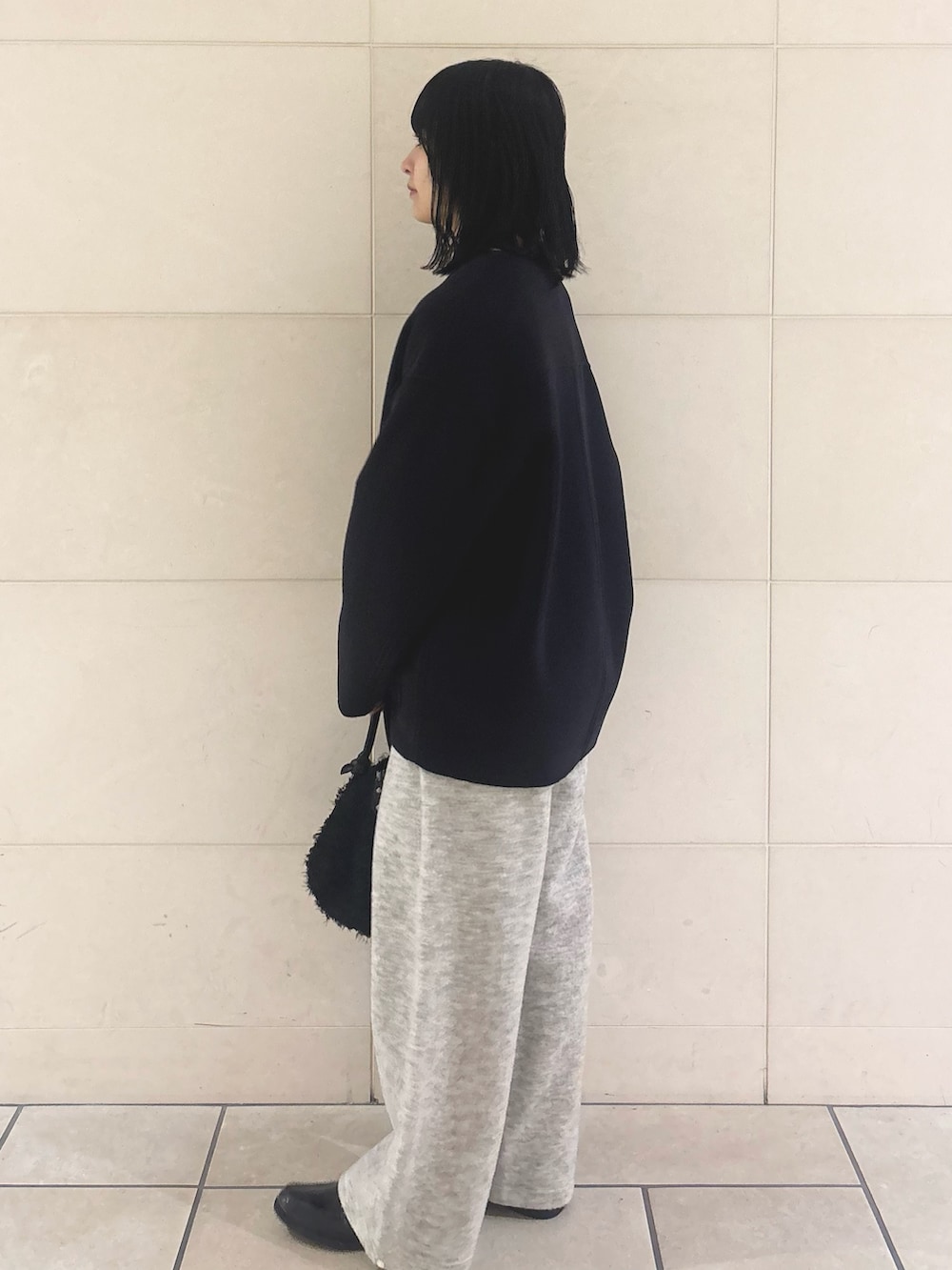 グレー系のその他パンツ、ブラック系のハンドバッグ、ブルー系のその他アウターを着用したレディースの秋コーディネートの4枚目の写真