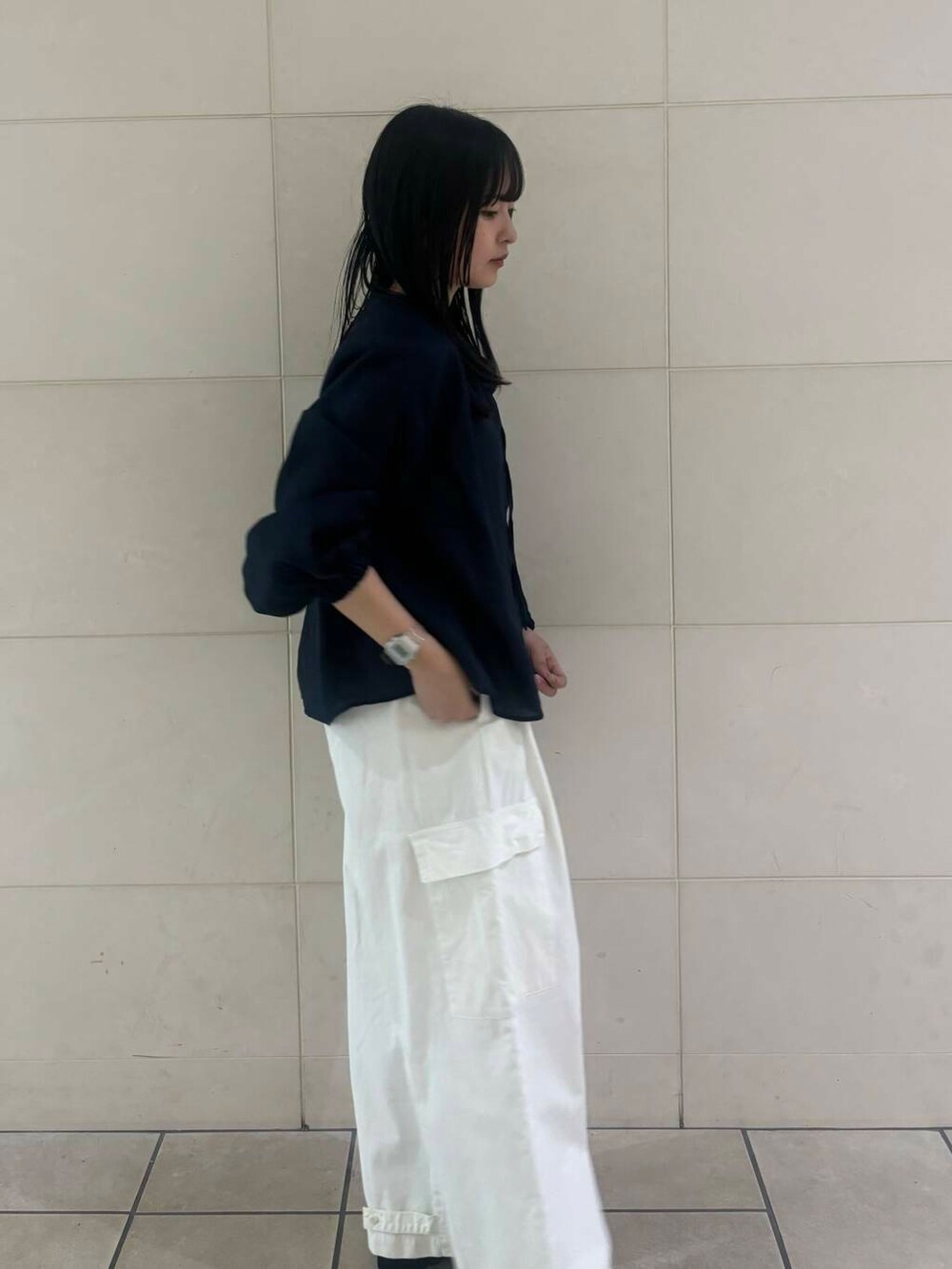 ブルー系のシャツ/ブラウス、ホワイト系のタンクトップ、ブラック系のその他シューズを着用したレディースの春コーディネートの3枚目の写真