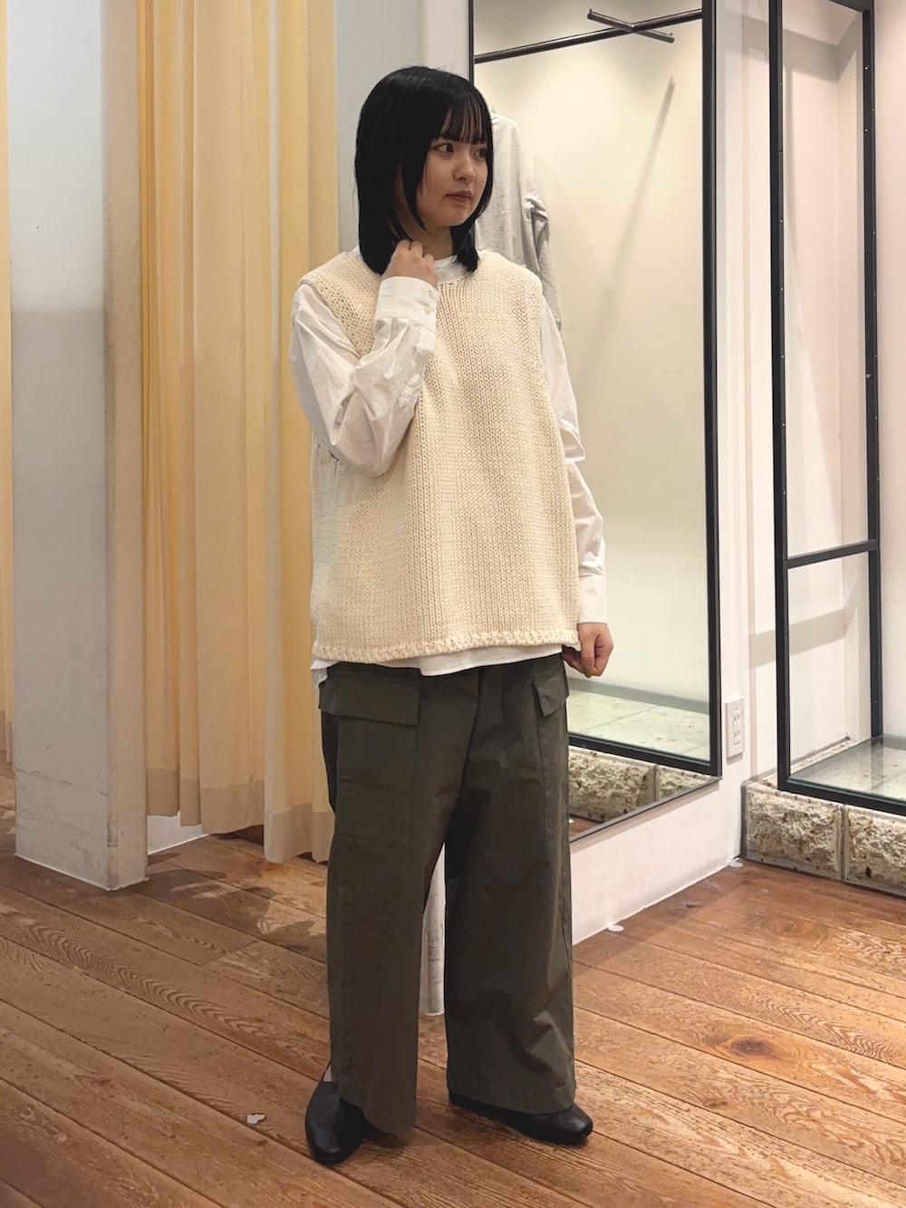 グリーン系のその他パンツ、ブラック系のハンドバッグ、ホワイト系のシャツ/ブラウスを着用したレディースの冬コーディネートの3枚目の写真