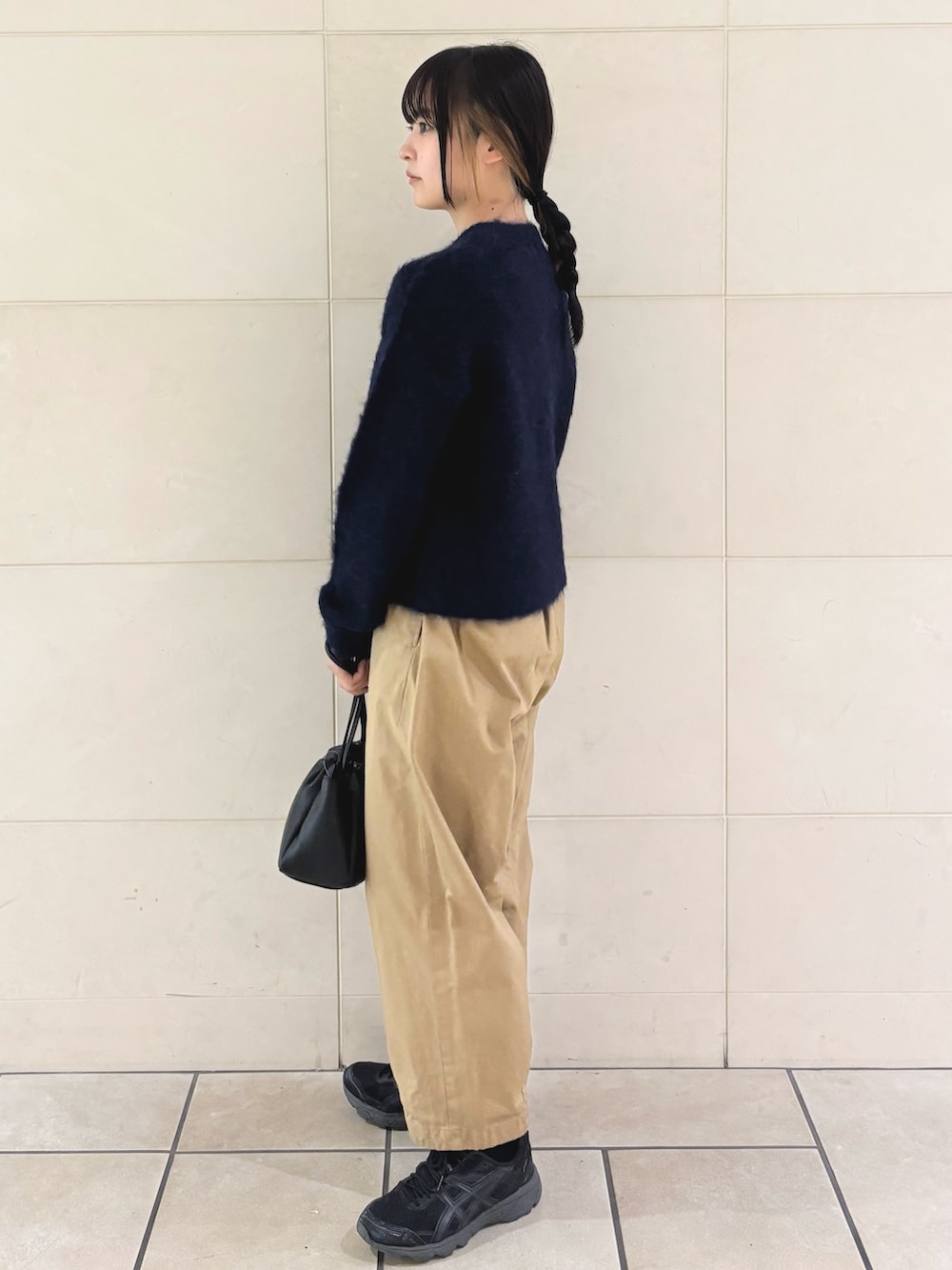 ベージュ系のその他パンツ、ブルー系のカーディガン/ボレロ、ブラック系のショルダーバッグを着用したレディースの秋コーディネートの2枚目の写真