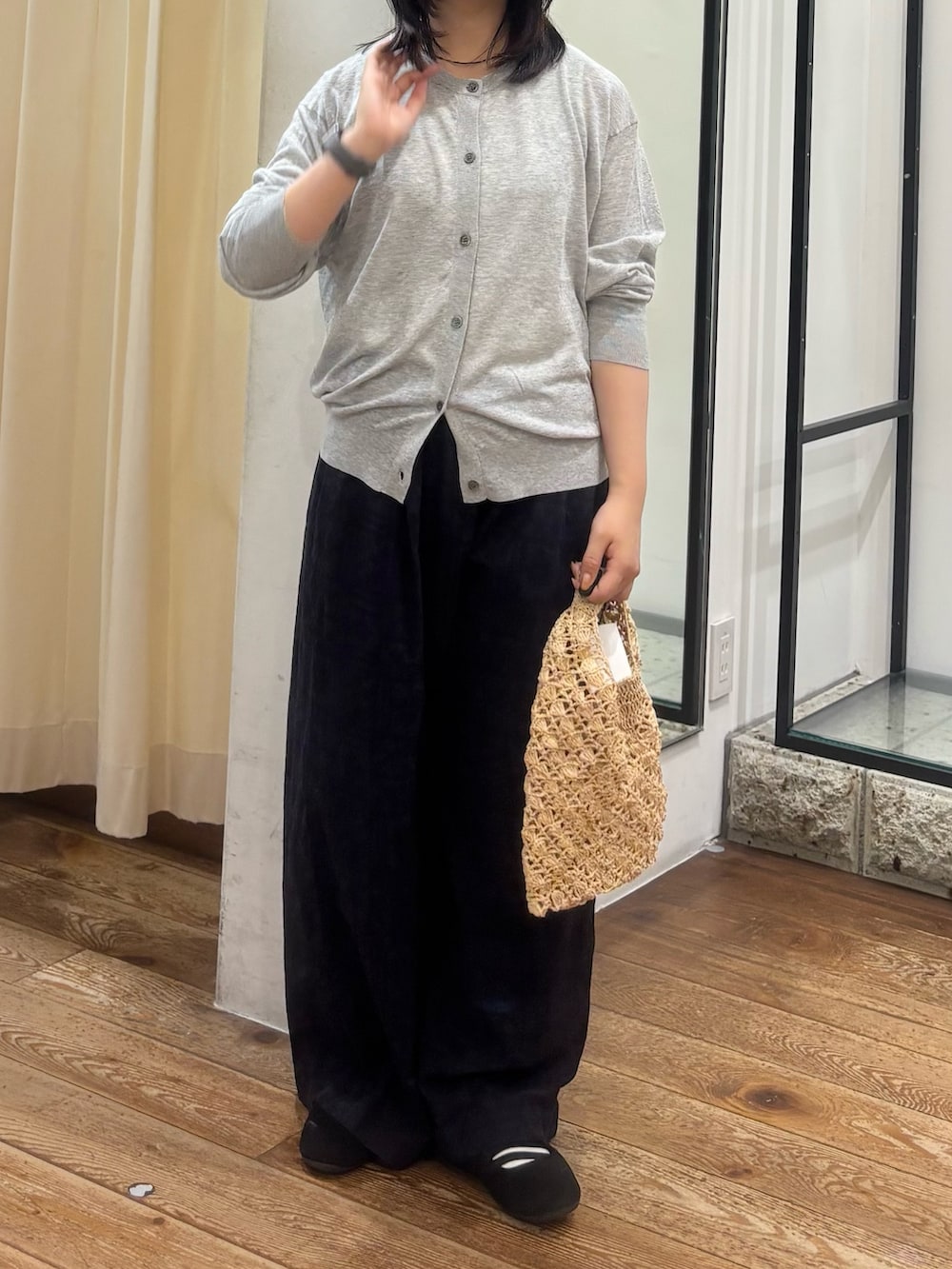 グレー系のカーディガン/ボレロ、ブルー系のその他パンツ、ベージュ系のハンドバッグを着用したレディースの夏コーディネートの4枚目の写真