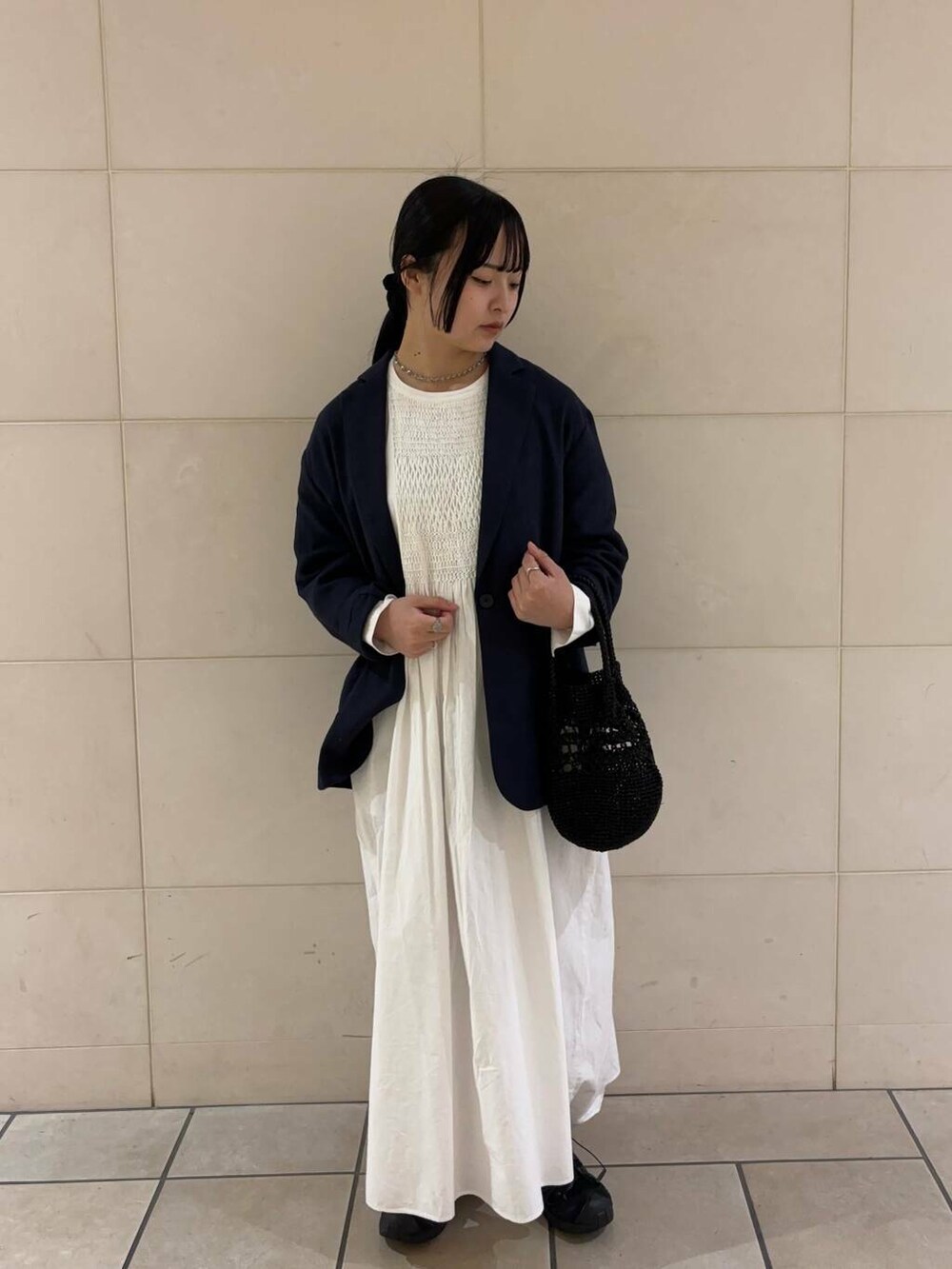 「大人カジュアル、ジャケット、デートコーデ、シンプルコーデ、かぐれ、アーバンリサーチドアーズ、春アウター、newarrival、低身長コーデ、新作、綺麗めコーデ、春カラーコーデ、ナチュラル×イエベ秋、私のイチ推しブランド、私の推し新作アイテム」｜「RODE SKOのビーズショルダーバッグ（ショルダーバッグ、ブラック系）」を使った、chihiroさん（レディース・153cm）の春コーディネートの2枚目の写真