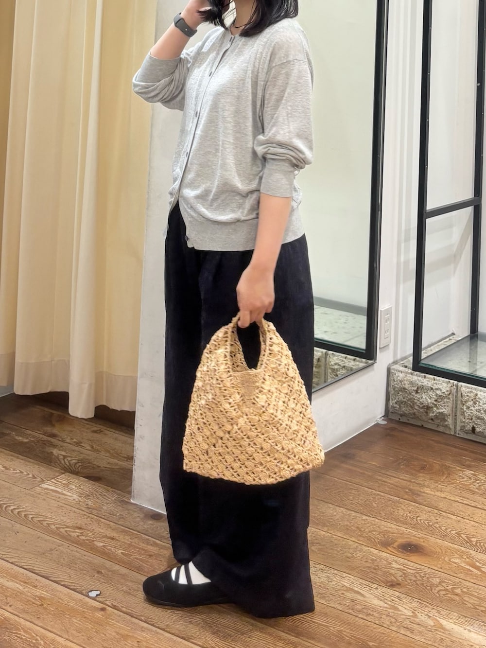 グレー系のカーディガン/ボレロ、ブルー系のその他パンツ、ベージュ系のハンドバッグを着用したレディースの夏コーディネートの3枚目の写真