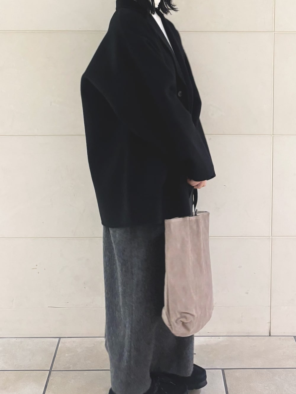 ホワイト系のニット/セーター、グレー系のワンピース、グレー系のトートバッグを着用したレディースの冬コーディネートの3枚目の写真