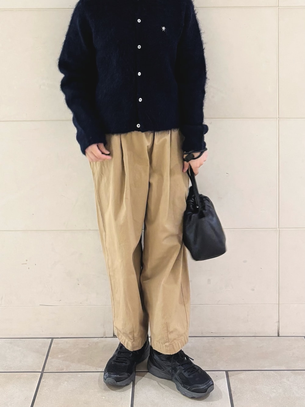 ベージュ系のその他パンツ、ブルー系のカーディガン/ボレロ、ブラック系のショルダーバッグを着用したレディースの秋コーディネートの3枚目の写真