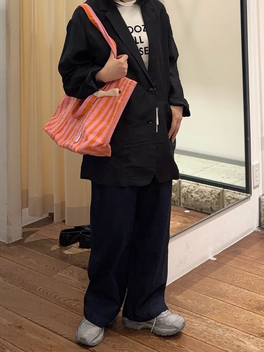 グレー系のスニーカー、ブルー系のその他パンツ、その他のTシャツ/カットソーを着用したレディースの春コーディネートの4枚目の写真