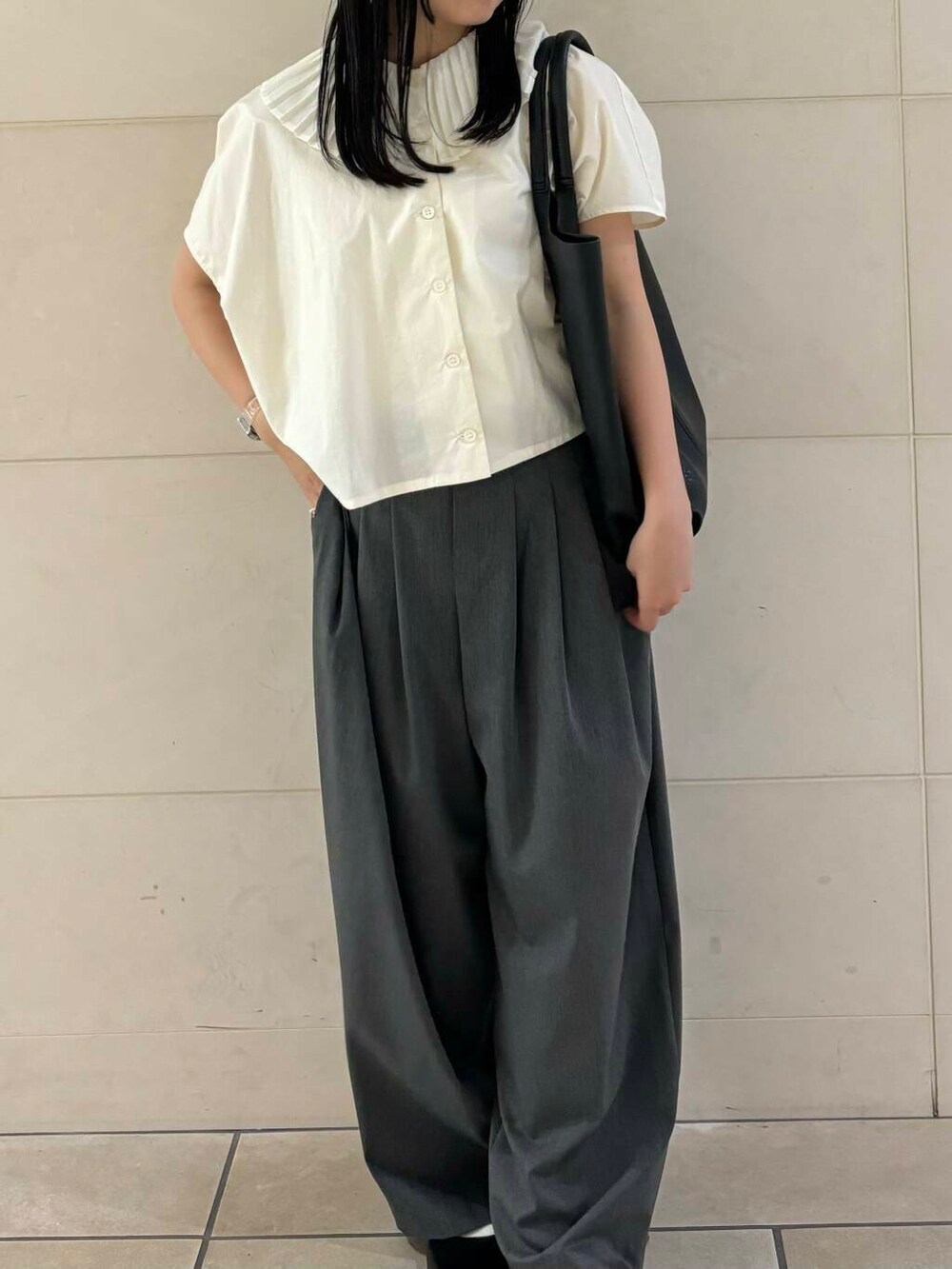 「大人カジュアル、ワイドパンツ、カジュアルコーデ、シンプルコーデ、mizuiroind、低身長、アーバンリサーチドアーズ、newarrival、休日スタイル、低身長コーデ、新作、旅行コーデ、ナチュラル×イエベ秋、私のイチ推しブランド、外遊びコーデ」｜「URBAN RESEARCH DOORSのメリージェーン（パンプス、ブラック系）」を使った、chihiroさん（レディース・153cm）の春コーディネートの5枚目の写真