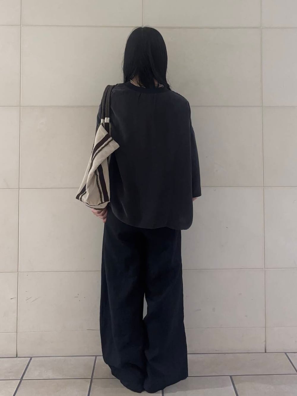 ブラック系のバレエシューズ、ブラウン系のトートバッグ、ブラック系のその他パンツを着用したレディースの夏コーディネートの4枚目の写真