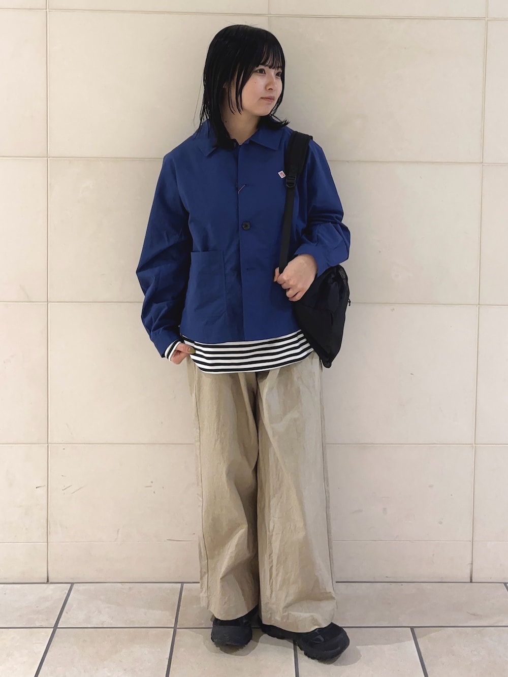 ホワイト系のTシャツ/カットソー、ベージュ系のその他パンツ、ブラック系のバックパック/リュックを着用したレディースの冬コーディネートの3枚目の写真