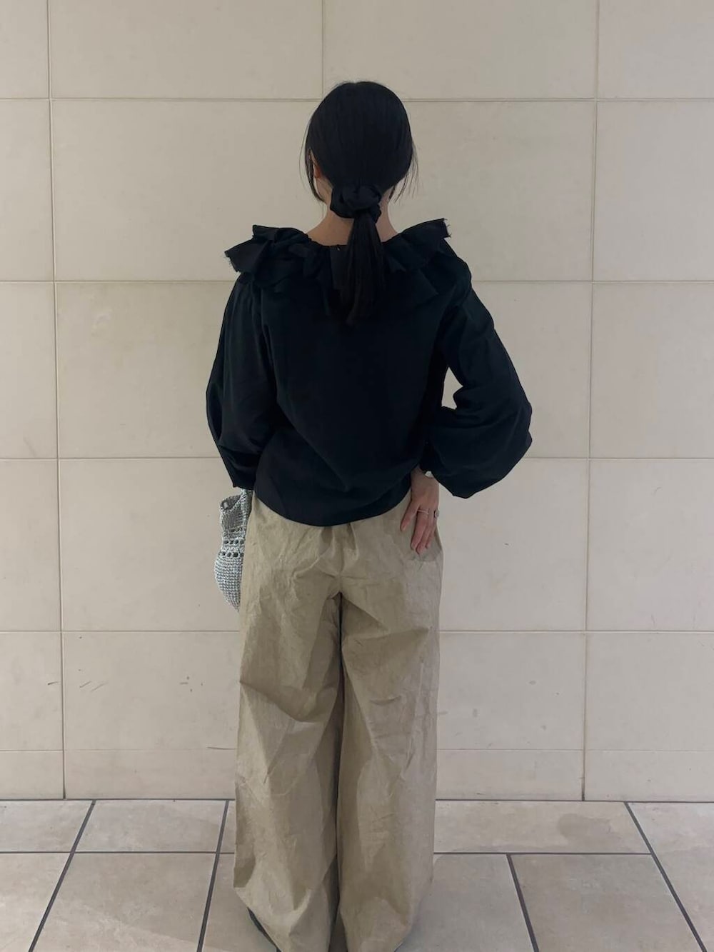 「大人カジュアル、シンプルコーデ、ブラウス、mizuiroind、アーバンリサーチドアーズ、newarrival、低身長コーデ、新作、ナチュラル×イエベ秋、私の推し新作アイテム、ブラウスが主役の春コーデ」｜「RODE SKOのビーズショルダーバッグ（ショルダーバッグ、シルバー系）」を使った、chihiroさん（レディース・153cm）の春コーディネートの4枚目の写真