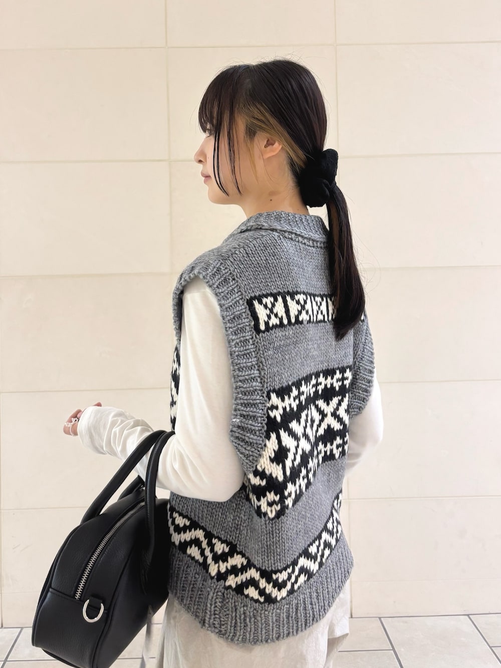 ホワイト系のTシャツ/カットソー、グレー系のその他パンツ、ブラック系のショルダーバッグを着用したレディースの秋コーディネートの6枚目の写真