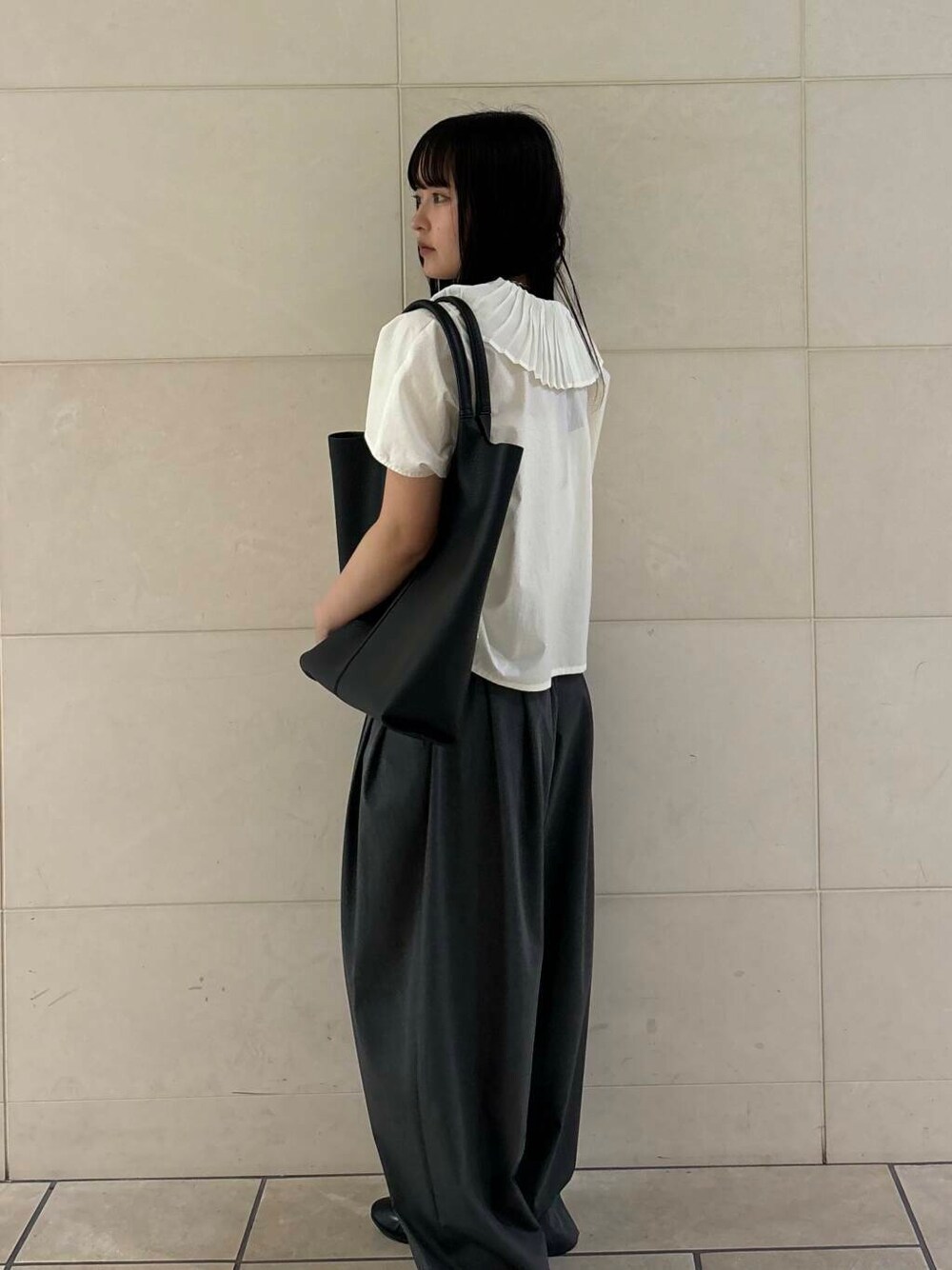 「大人カジュアル、ワイドパンツ、カジュアルコーデ、シンプルコーデ、mizuiroind、低身長、アーバンリサーチドアーズ、newarrival、休日スタイル、低身長コーデ、新作、旅行コーデ、ナチュラル×イエベ秋、私のイチ推しブランド、外遊びコーデ」｜「URBAN RESEARCH DOORSのメリージェーン（パンプス、ブラック系）」を使った、chihiroさん（レディース・153cm）の春コーディネートの4枚目の写真