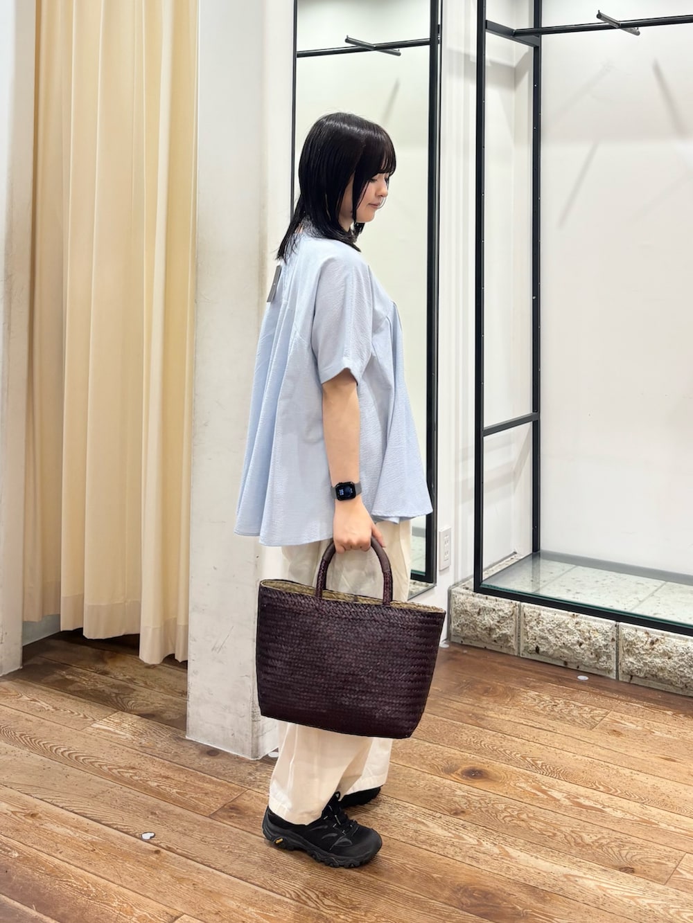 ホワイト系のその他パンツ、ブラウン系のトートバッグ、ブルー系のシャツ/ブラウスを着用したレディースの夏コーディネートの4枚目の写真