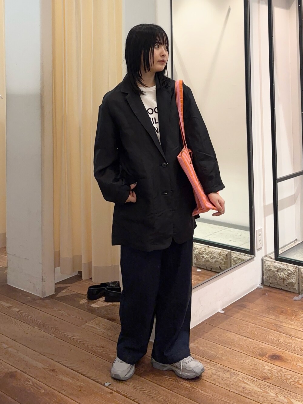 グレー系のスニーカー、ブルー系のその他パンツ、その他のTシャツ/カットソーを着用したレディースの春コーディネートの2枚目の写真