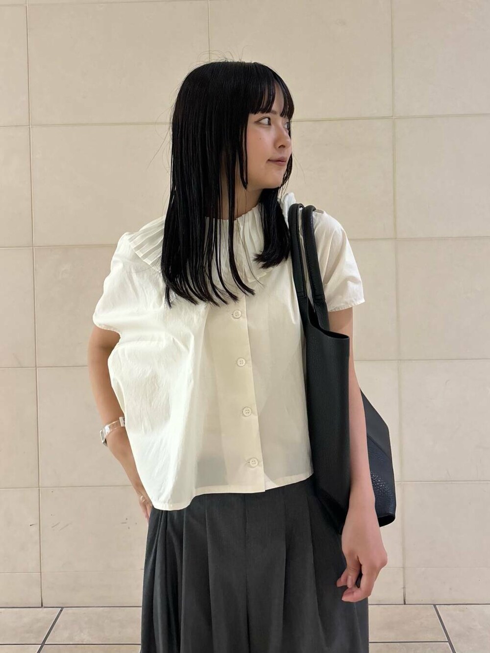 「大人カジュアル、ワイドパンツ、カジュアルコーデ、シンプルコーデ、mizuiroind、低身長、アーバンリサーチドアーズ、newarrival、休日スタイル、低身長コーデ、新作、旅行コーデ、ナチュラル×イエベ秋、私のイチ推しブランド、外遊びコーデ」｜「URBAN RESEARCH DOORSのメリージェーン（パンプス、ブラック系）」を使った、chihiroさん（レディース・153cm）の春コーディネートの3枚目の写真