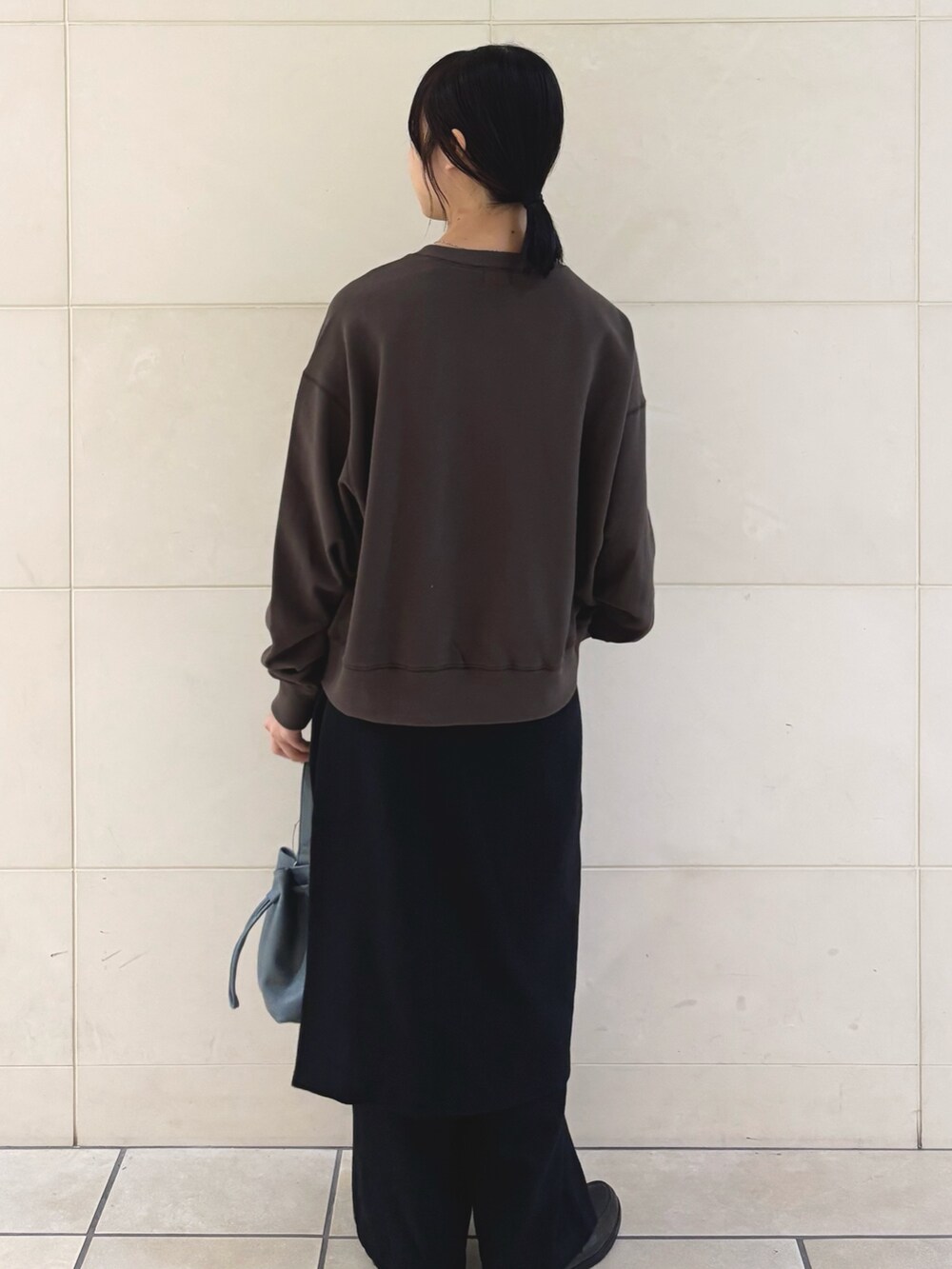 ブラウン系のカーディガン/ボレロ、ブラック系のその他パンツ、ブルー系のショルダーバッグを着用したレディースの秋コーディネートの2枚目の写真