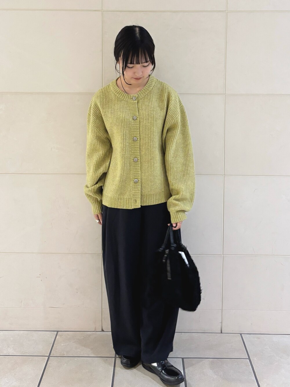 ブルー系のその他パンツ、ブラック系のハンドバッグ、グリーン系のカーディガン/ボレロを着用したレディースの秋コーディネートの3枚目の写真