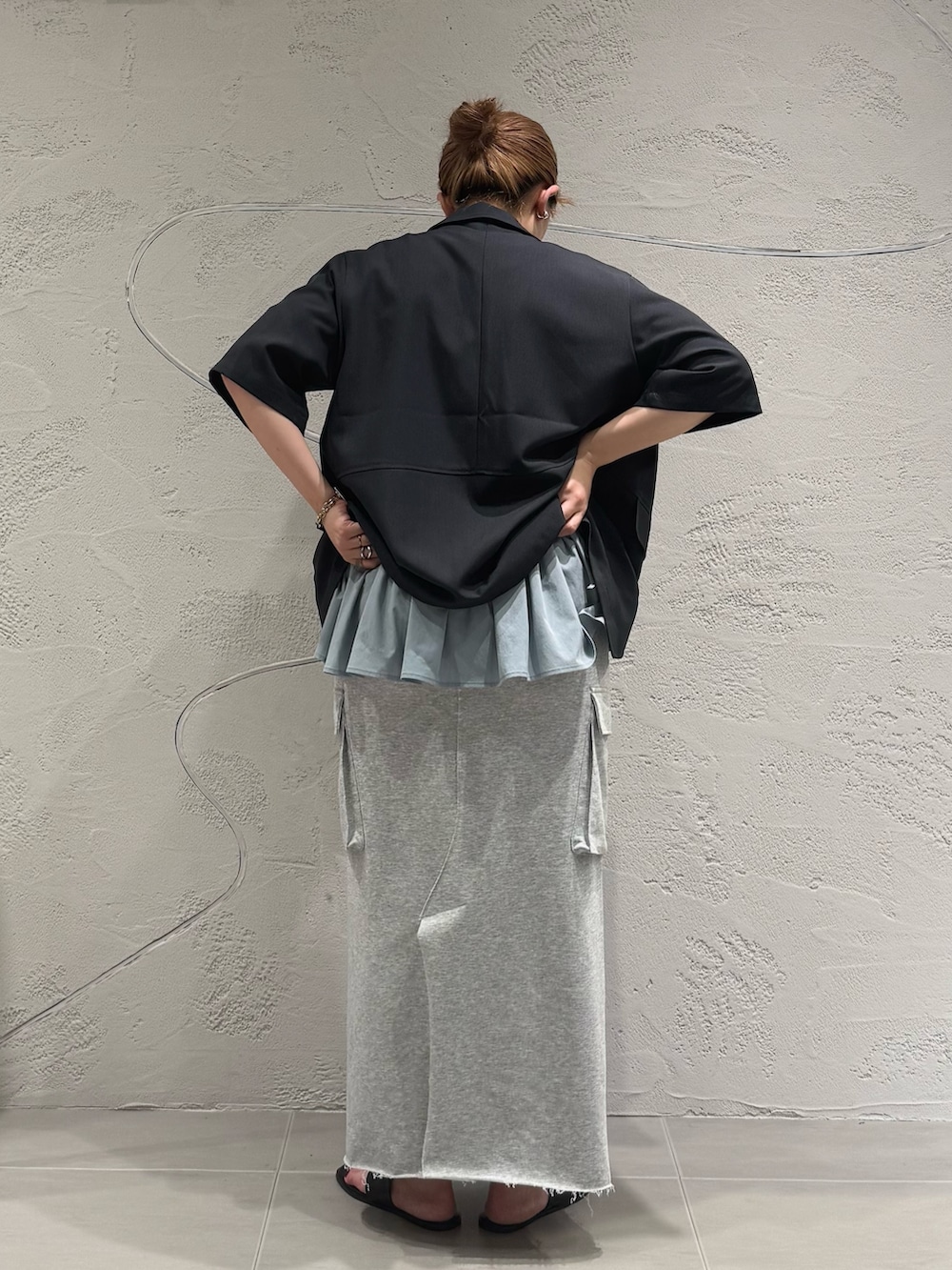 「KBF、kbf_ootd、Tシャツ、フリル、汗ジミ防止、スカート、スウェットスカート、ジャケット、サンダル、ネックレス、夏コーデ、キレイめカジュアル、kbfで選ぶ夏」｜「KBFのシティトングサンダル（サンダル、ブラック系）」を使った、のぶさん（骨格ウェーブ・レディース・163cm）の夏コーディネートの6枚目の写真