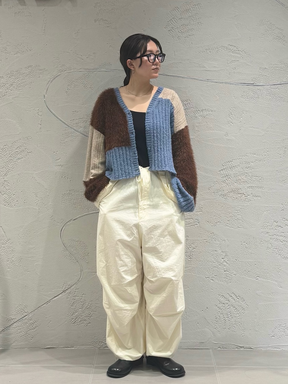 ブラック系のその他シューズ、ホワイト系のその他パンツ、ブルー系のカーディガン/ボレロを着用したレディースの秋コーディネートの2枚目の写真