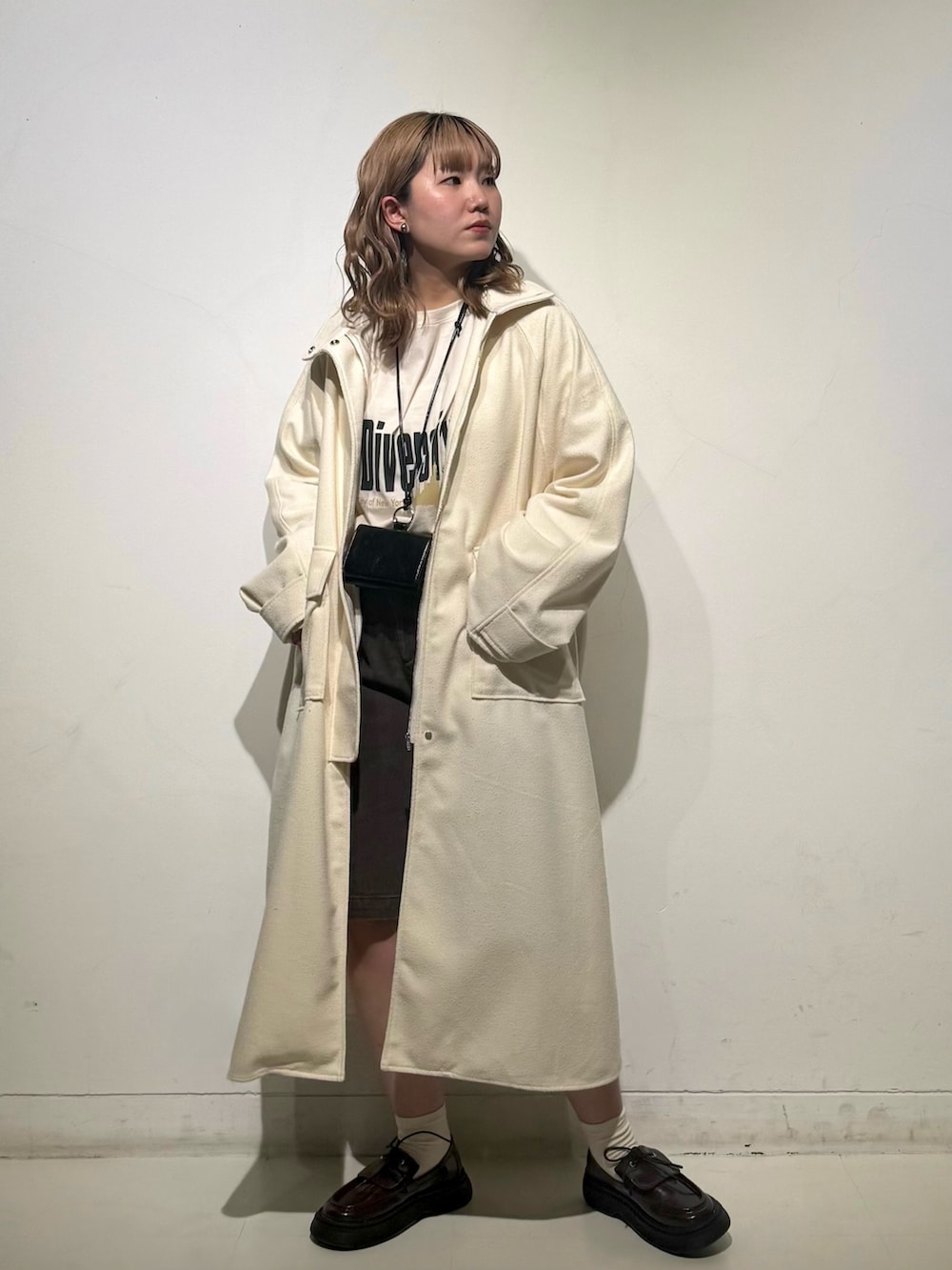 「KBF、kbf_ootd、アウター、春アウター、ロングコート、Tシャツ、フリル、ハーフパンツ、ウォレット、ローファー、カジュアル、カジュアルコーデ、kbfで選ぶ春」｜「KBFのウォッシュドハーフパンツ（その他パンツ、ブラウン系）」を使った、のぶさん（骨格ウェーブ・レディース・163cm）の春コーディネートの2枚目の写真