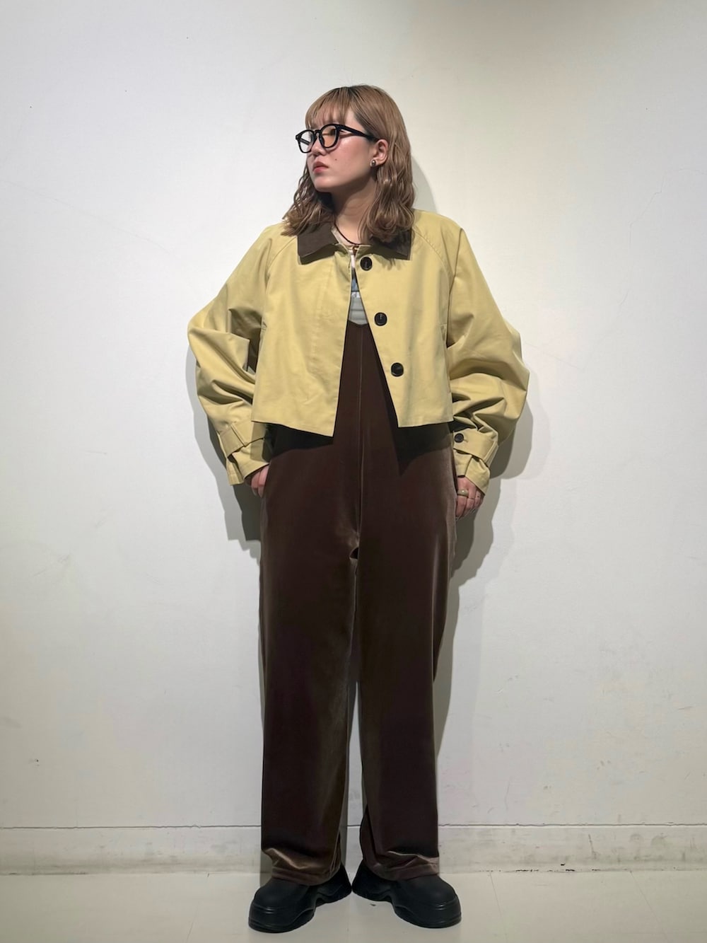 「KBF、kbf_ootd、ジャケット、ジャケットスタイル、ショート丈、シアートップス、オールインワン、ベロア、サボサンダル、メガネ女子、春コーデ、カジュアル、カジュアルコーデ、kbfで選ぶ春」｜「KBFのBACKフレアショートジャケット（その他アウター、ベージュ系）」を使った、のぶさん（骨格ウェーブ・レディース・163cm）の春コーディネートの2枚目の写真