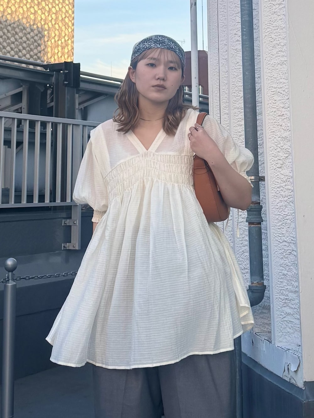 「KBF、kbf_ootd、ミニワンピース、シアーワンピース、前後2way、スラックス、イージーパンツ、スカーフ、スカーフアレンジ、ローファー、ショルダーバッグ、春カラー、春コーデ、カジュアルコーデ、kbfで選ぶ春」｜「KBFのカーブイージースラックス（その他パンツ、グレー系）」を使った、のぶさん（骨格ウェーブ・レディース・163cm）の春コーディネートの4枚目の写真