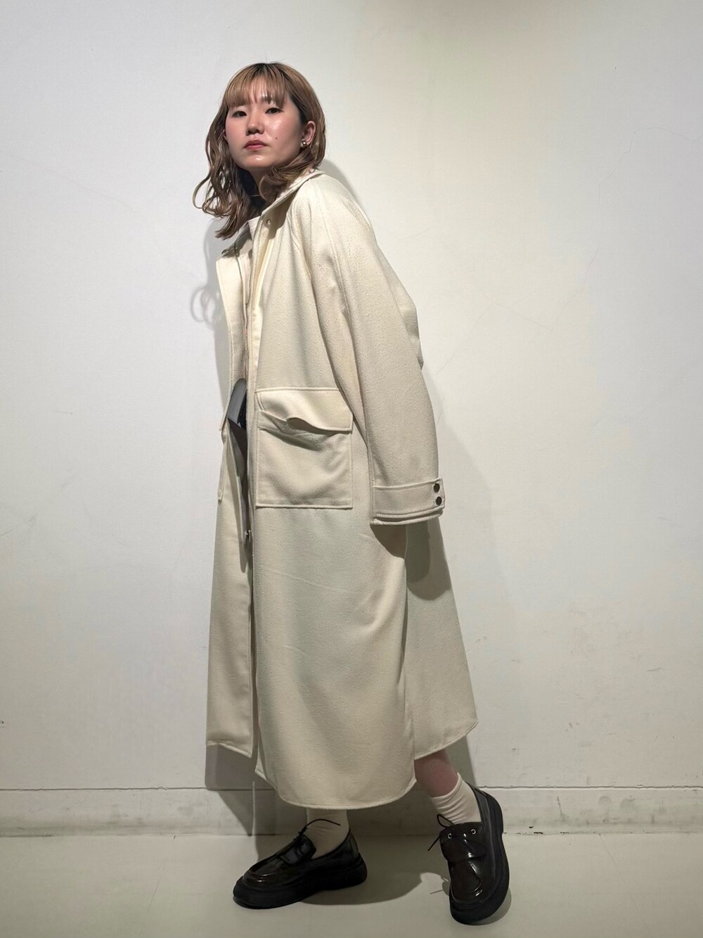 「KBF、kbf_ootd、アウター、春アウター、ロングコート、Tシャツ、フリル、ハーフパンツ、ウォレット、ローファー、カジュアル、カジュアルコーデ、kbfで選ぶ春」｜「KBFのウォッシュドハーフパンツ（その他パンツ、ブラウン系）」を使った、のぶさん（骨格ウェーブ・レディース・163cm）の春コーディネートの3枚目の写真