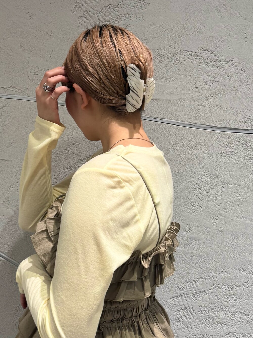 「KBF、kbf_ootd、ビスチェ、ビスチェセット、シャーリング、パンツ、パンツスタイル、レースアップ、ローファー、ショルダーバッグ、春カラー、春コーデ、カジュアルコーデ、kbfで選ぶ春」｜「KBFのシュータンデザインローファー（その他シューズ、ブラック系）」を使った、のぶさん（骨格ウェーブ・レディース・163cm）の春コーディネートの8枚目の写真