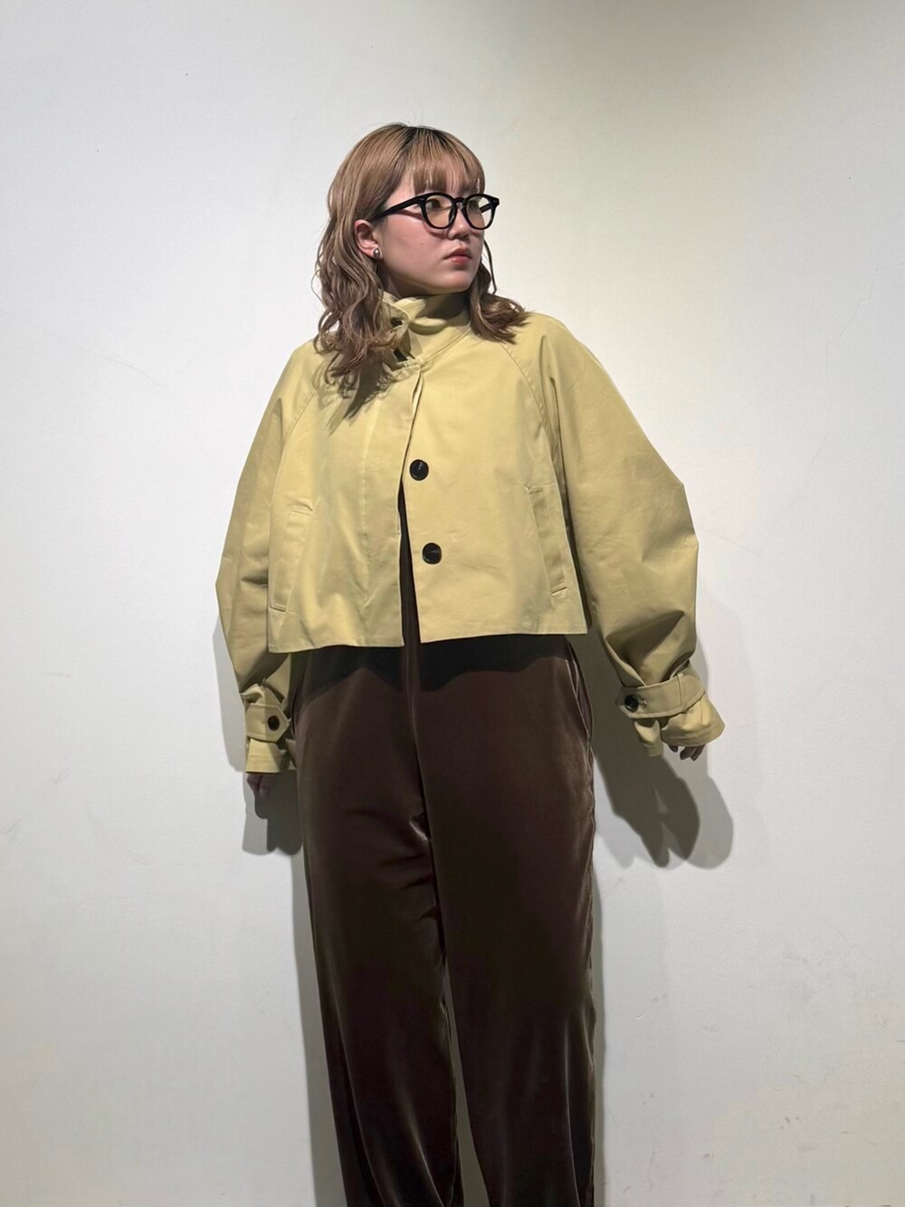 「KBF、kbf_ootd、ジャケット、ジャケットスタイル、ショート丈、シアートップス、オールインワン、ベロア、サボサンダル、メガネ女子、春コーデ、カジュアル、カジュアルコーデ、kbfで選ぶ春」｜「KBFのBACKフレアショートジャケット（その他アウター、ベージュ系）」を使った、のぶさん（骨格ウェーブ・レディース・163cm）の春コーディネートの4枚目の写真