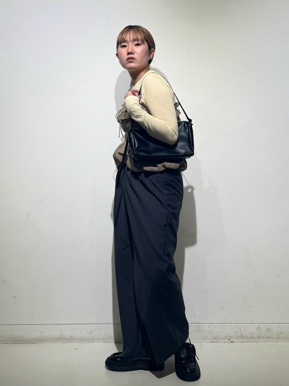 「KBF、kbf_ootd、ビスチェ、ビスチェセット、シャーリング、パンツ、パンツスタイル、レースアップ、ローファー、ショルダーバッグ、春カラー、春コーデ、カジュアルコーデ、kbfで選ぶ春」｜「KBFのシュータンデザインローファー（その他シューズ、ブラック系）」を使った、のぶさん（骨格ウェーブ・レディース・163cm）の春コーディネートの7枚目の写真