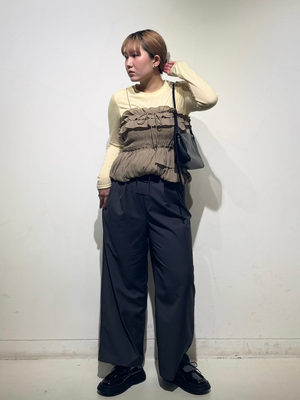 「KBF、kbf_ootd、ビスチェ、ビスチェセット、シャーリング、パンツ、パンツスタイル、レースアップ、ローファー、ショルダーバッグ、春カラー、春コーデ、カジュアルコーデ、kbfで選ぶ春」｜「KBFのシュータンデザインローファー（その他シューズ、ブラック系）」を使った、のぶさん（骨格ウェーブ・レディース・163cm）の春コーディネートの6枚目の写真