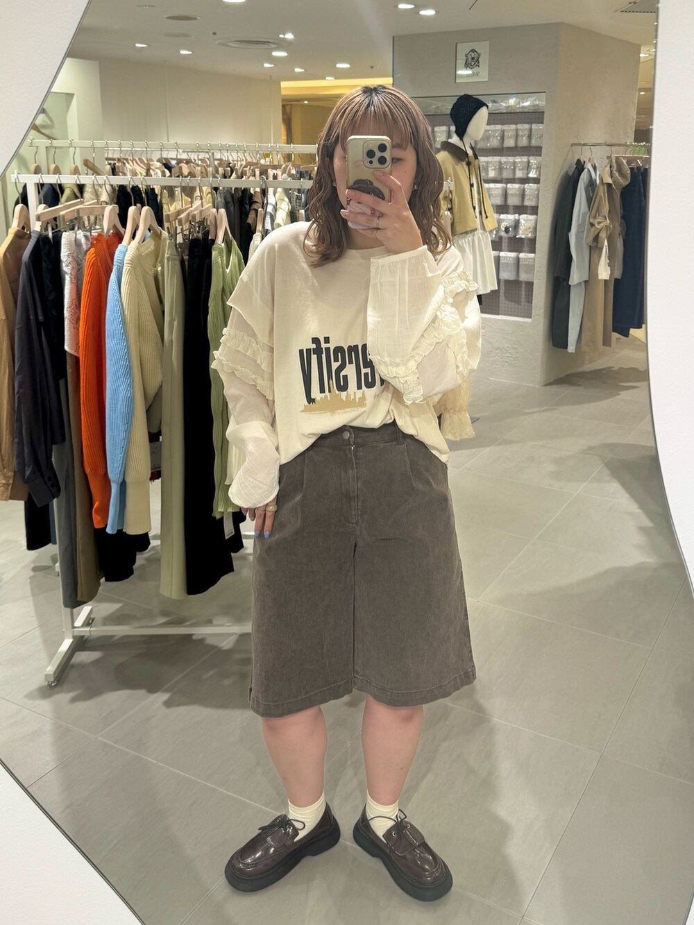 「KBF、kbf_ootd、アウター、春アウター、ロングコート、Tシャツ、フリル、ハーフパンツ、ウォレット、ローファー、カジュアル、カジュアルコーデ、kbfで選ぶ春」｜「KBFのウォッシュドハーフパンツ（その他パンツ、ブラウン系）」を使った、のぶさん（骨格ウェーブ・レディース・163cm）の春コーディネートの5枚目の写真
