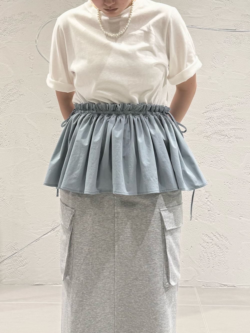 「KBF、kbf_ootd、Tシャツ、フリル、汗ジミ防止、スカート、スウェットスカート、ジャケット、サンダル、ネックレス、夏コーデ、キレイめカジュアル、kbfで選ぶ夏」｜「KBFのシティトングサンダル（サンダル、ブラック系）」を使った、のぶさん（骨格ウェーブ・レディース・163cm）の夏コーディネートの3枚目の写真
