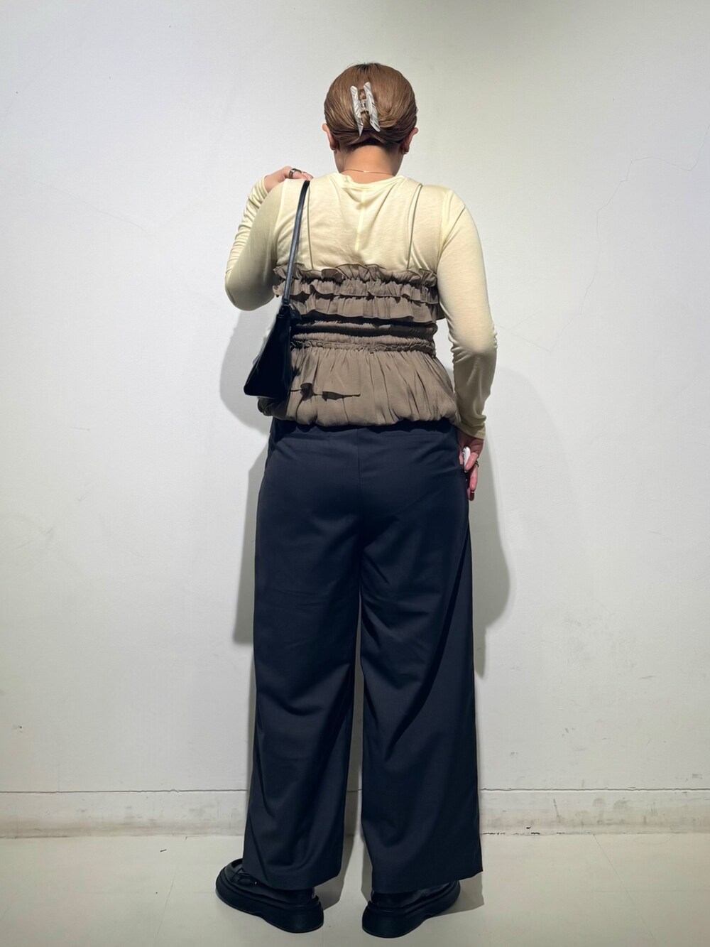 「KBF、kbf_ootd、ビスチェ、ビスチェセット、シャーリング、パンツ、パンツスタイル、レースアップ、ローファー、ショルダーバッグ、春カラー、春コーデ、カジュアルコーデ、kbfで選ぶ春」｜「KBFのシュータンデザインローファー（その他シューズ、ブラック系）」を使った、のぶさん（骨格ウェーブ・レディース・163cm）の春コーディネートの3枚目の写真