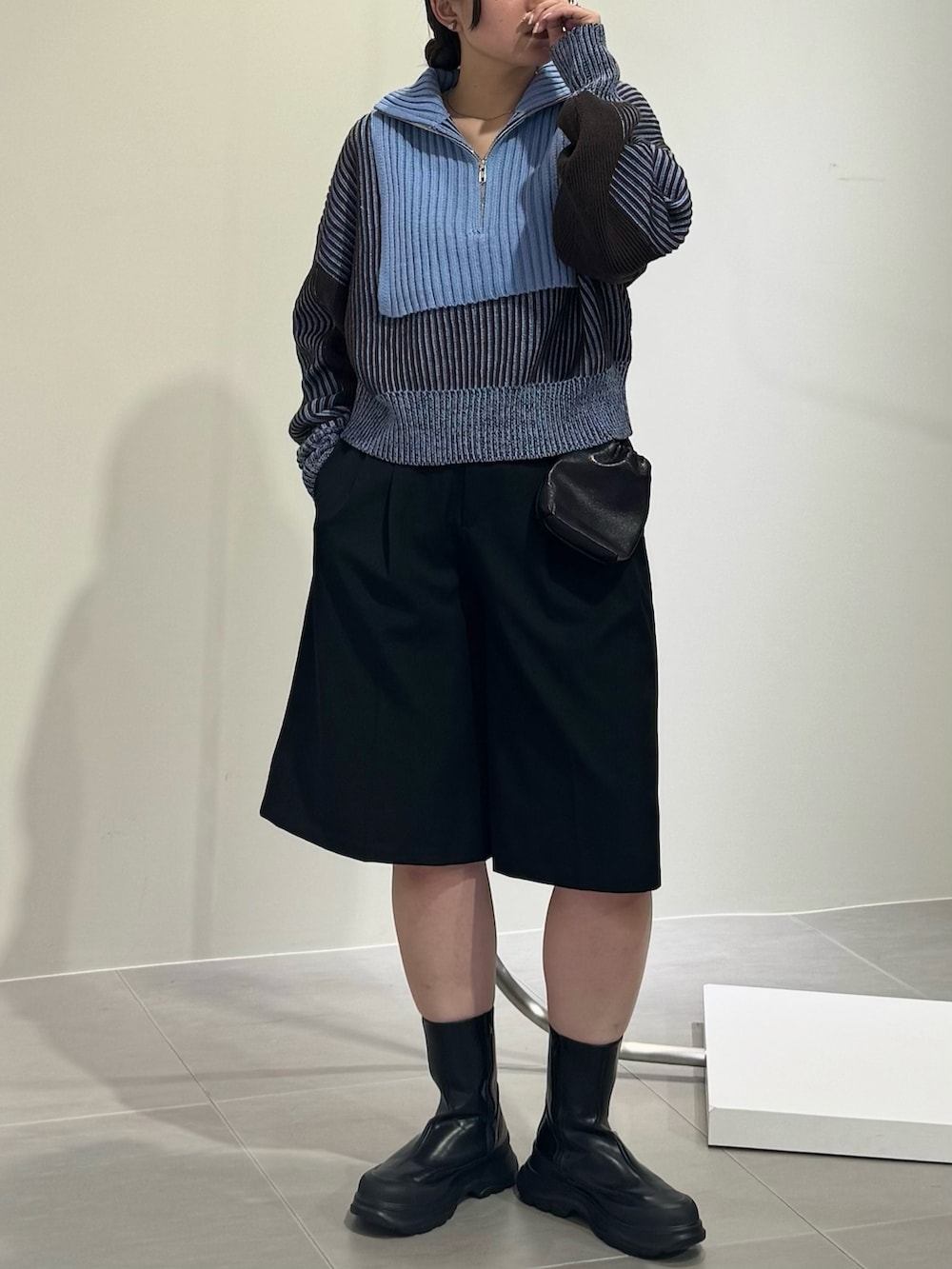 ブラック系のブーツ、ブラック系のショルダーバッグ、グレー系のニット/セーターを着用したレディースの秋コーディネートの3枚目の写真