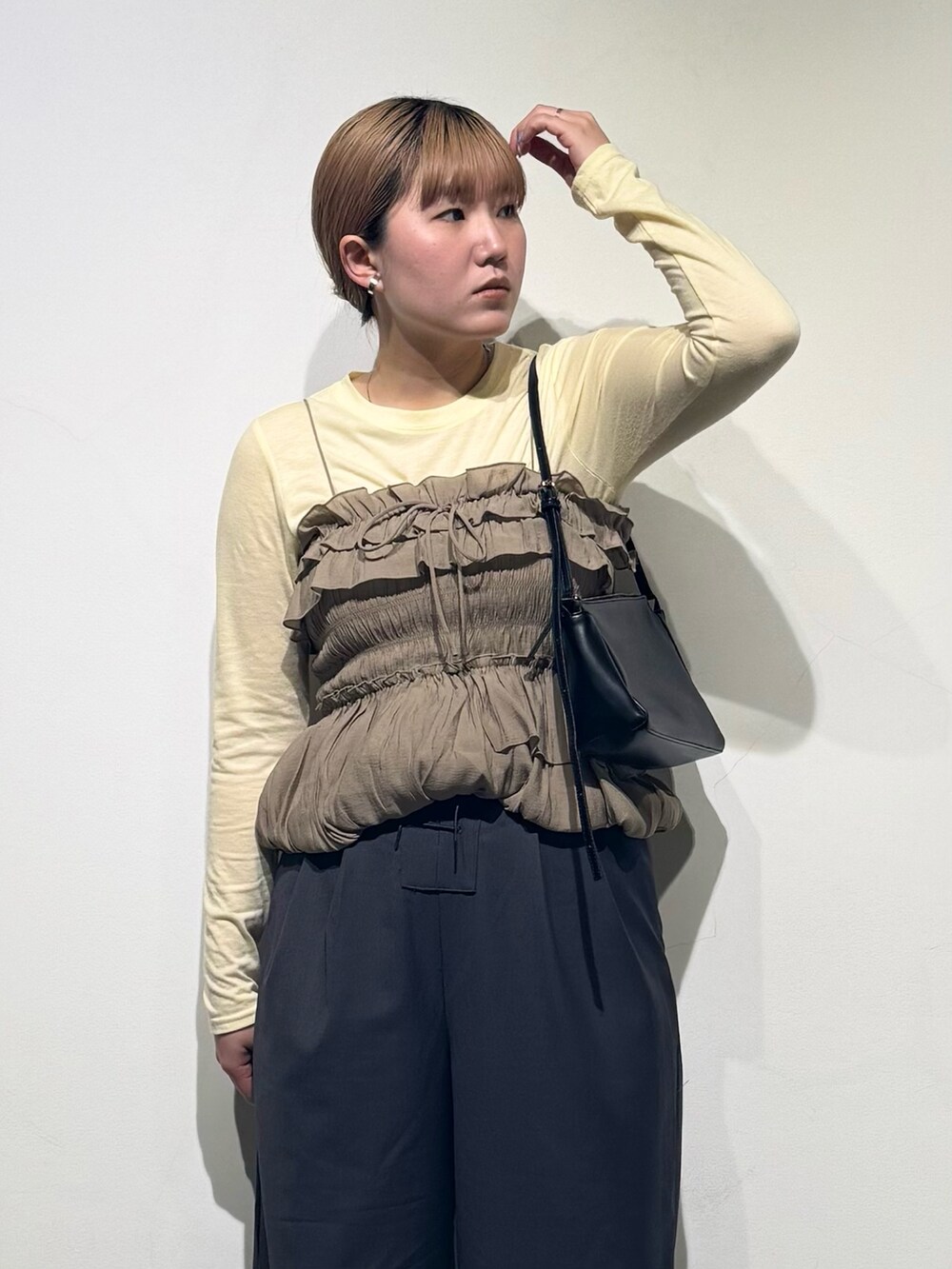 「KBF、kbf_ootd、ビスチェ、ビスチェセット、シャーリング、パンツ、パンツスタイル、レースアップ、ローファー、ショルダーバッグ、春カラー、春コーデ、カジュアルコーデ、kbfで選ぶ春」｜「KBFのシュータンデザインローファー（その他シューズ、ブラック系）」を使った、のぶさん（骨格ウェーブ・レディース・163cm）の春コーディネートの4枚目の写真