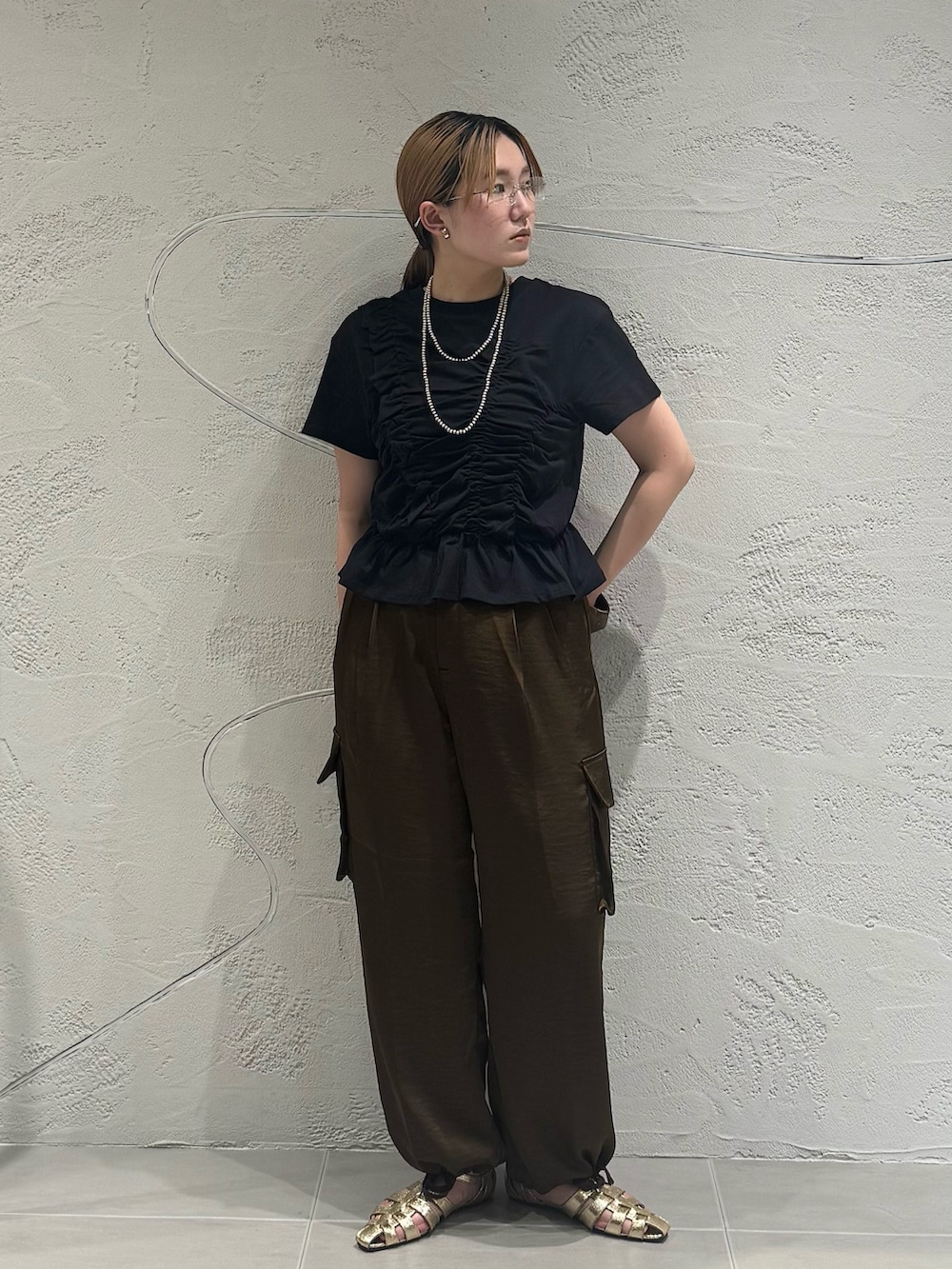 「KBF、kbf_ootd、Tシャツ、シャーリング、カーゴパンツ、サテンパンツ、サテン、グルカサンダル、リムレスメガネ、サングラス、夏コーデ、きれいめカジュアル、ダークトーンコーデ、kbfで選ぶ夏」｜「KBFのフラットグルカサンダル（サンダル、ゴールド系）」を使った、のぶさん（骨格ウェーブ・レディース・163cm）の夏コーディネートの2枚目の写真