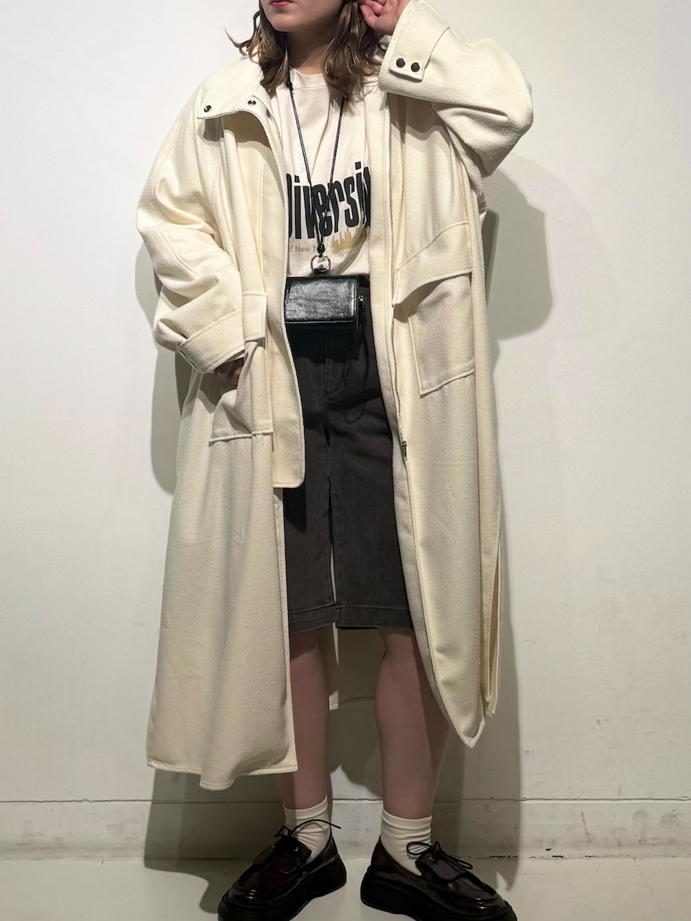 「KBF、kbf_ootd、アウター、春アウター、ロングコート、Tシャツ、フリル、ハーフパンツ、ウォレット、ローファー、カジュアル、カジュアルコーデ、kbfで選ぶ春」｜「KBFのウォッシュドハーフパンツ（その他パンツ、ブラウン系）」を使った、のぶさん（骨格ウェーブ・レディース・163cm）の春コーディネートの4枚目の写真