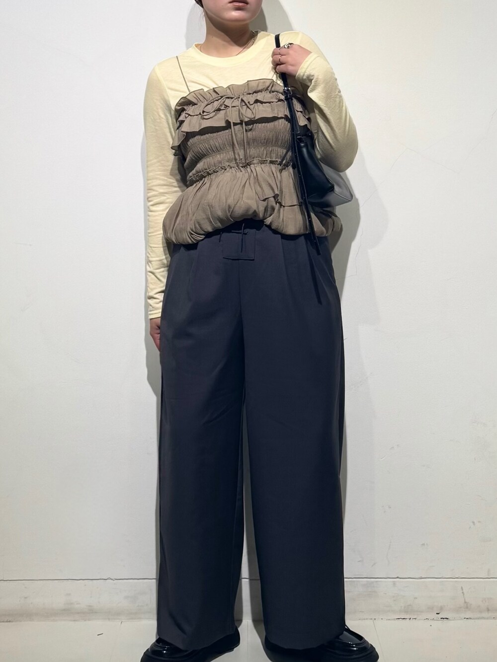 「KBF、kbf_ootd、ビスチェ、ビスチェセット、シャーリング、パンツ、パンツスタイル、レースアップ、ローファー、ショルダーバッグ、春カラー、春コーデ、カジュアルコーデ、kbfで選ぶ春」｜「KBFのシュータンデザインローファー（その他シューズ、ブラック系）」を使った、のぶさん（骨格ウェーブ・レディース・163cm）の春コーディネートの5枚目の写真