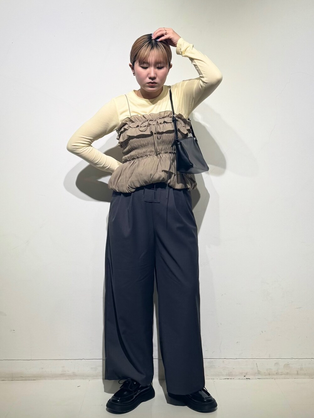 「KBF、kbf_ootd、ビスチェ、ビスチェセット、シャーリング、パンツ、パンツスタイル、レースアップ、ローファー、ショルダーバッグ、春カラー、春コーデ、カジュアルコーデ、kbfで選ぶ春」｜「KBFのシュータンデザインローファー（その他シューズ、ブラック系）」を使った、のぶさん（骨格ウェーブ・レディース・163cm）の春コーディネートの2枚目の写真