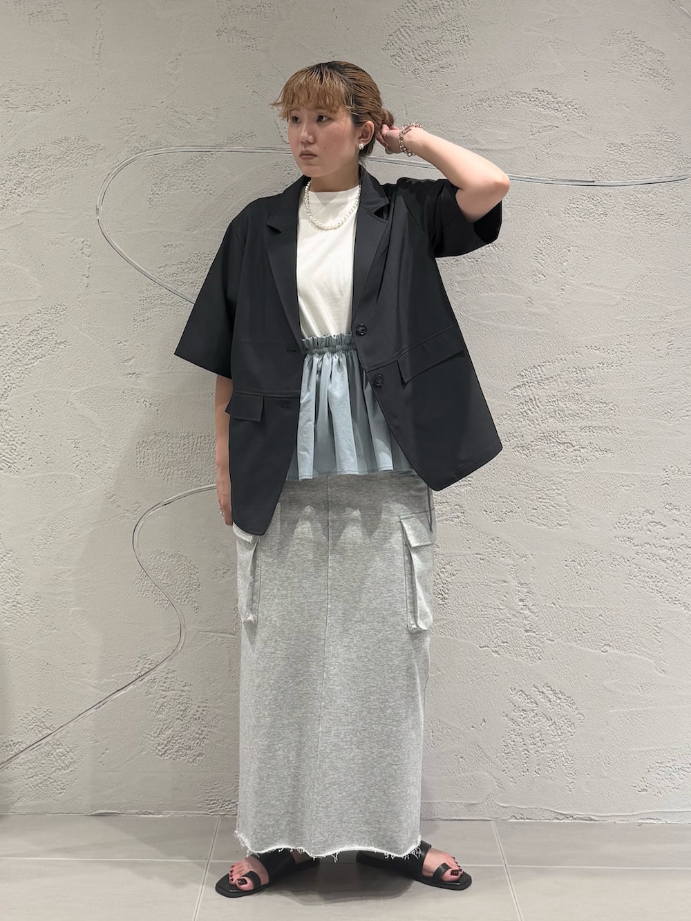 「KBF、kbf_ootd、Tシャツ、フリル、汗ジミ防止、スカート、スウェットスカート、ジャケット、サンダル、ネックレス、夏コーデ、キレイめカジュアル、kbfで選ぶ夏」｜「KBFのシティトングサンダル（サンダル、ブラック系）」を使った、のぶさん（骨格ウェーブ・レディース・163cm）の夏コーディネートの5枚目の写真