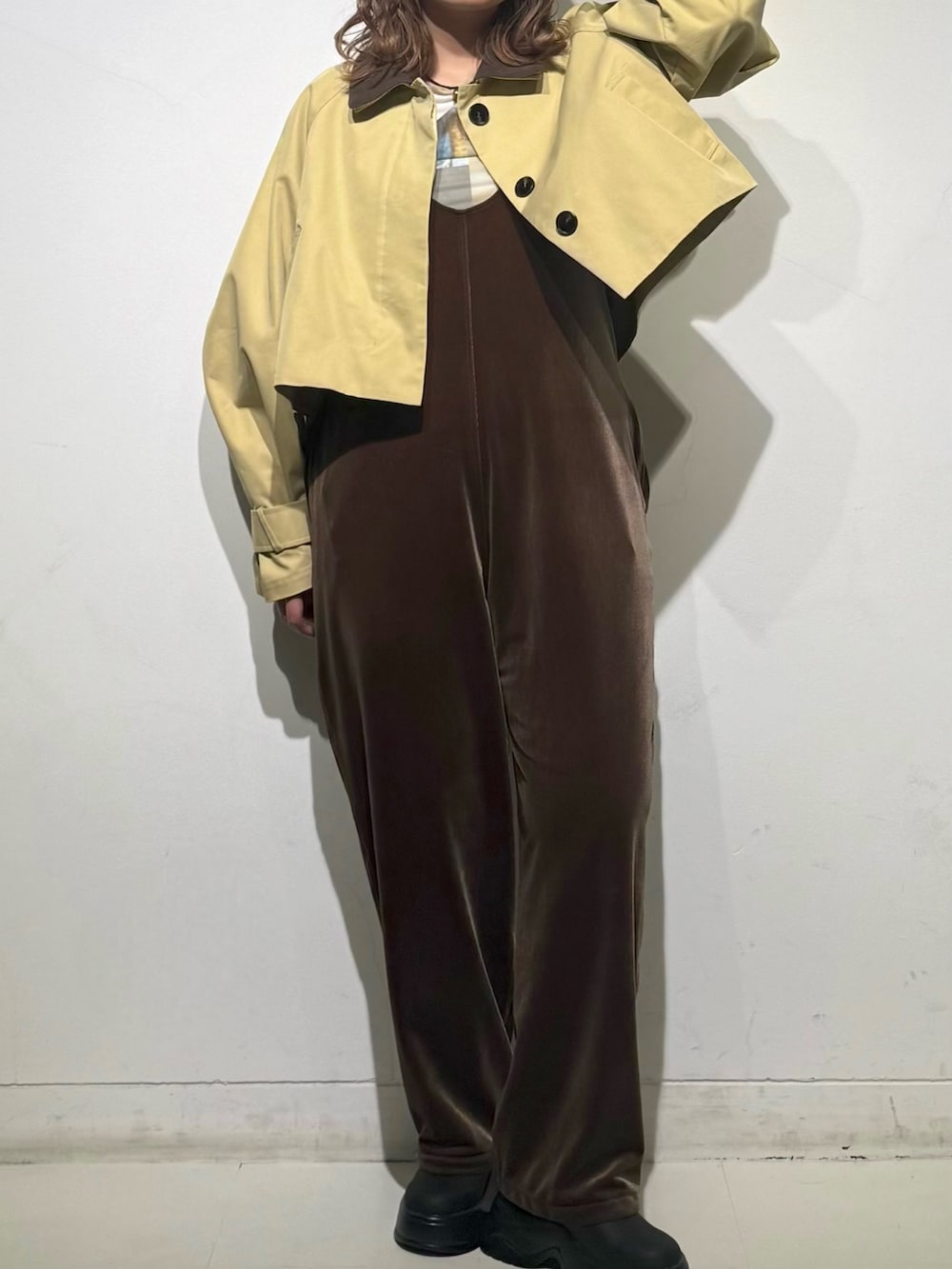 「KBF、kbf_ootd、ジャケット、ジャケットスタイル、ショート丈、シアートップス、オールインワン、ベロア、サボサンダル、メガネ女子、春コーデ、カジュアル、カジュアルコーデ、kbfで選ぶ春」｜「KBFのBACKフレアショートジャケット（その他アウター、ベージュ系）」を使った、のぶさん（骨格ウェーブ・レディース・163cm）の春コーディネートの5枚目の写真