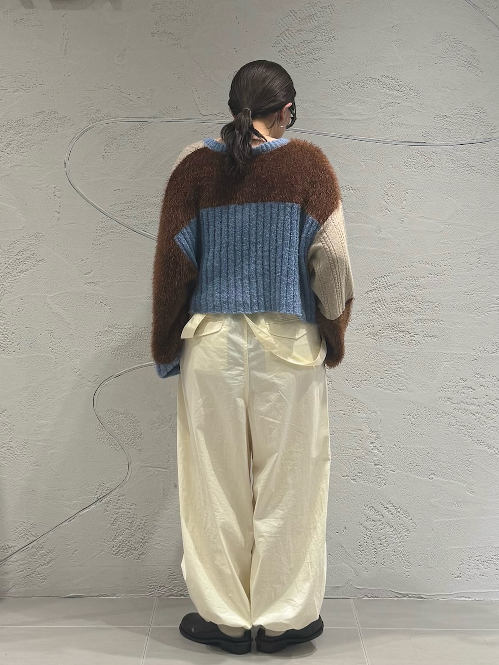ブラック系のその他シューズ、ホワイト系のその他パンツ、ブルー系のカーディガン/ボレロを着用したレディースの秋コーディネートの7枚目の写真