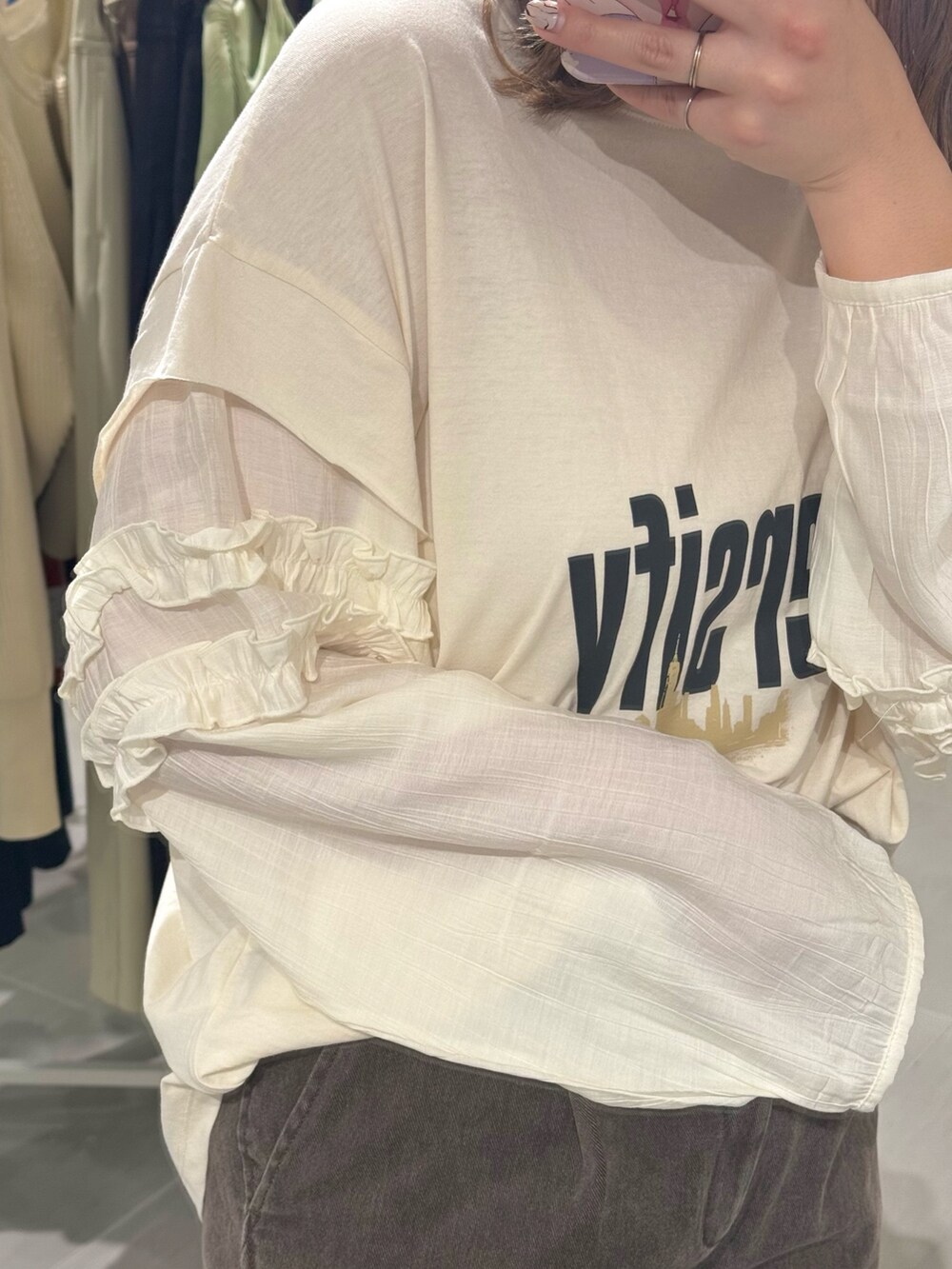 「KBF、kbf_ootd、アウター、春アウター、ロングコート、Tシャツ、フリル、ハーフパンツ、ウォレット、ローファー、カジュアル、カジュアルコーデ、kbfで選ぶ春」｜「KBFのウォッシュドハーフパンツ（その他パンツ、ブラウン系）」を使った、のぶさん（骨格ウェーブ・レディース・163cm）の春コーディネートの6枚目の写真
