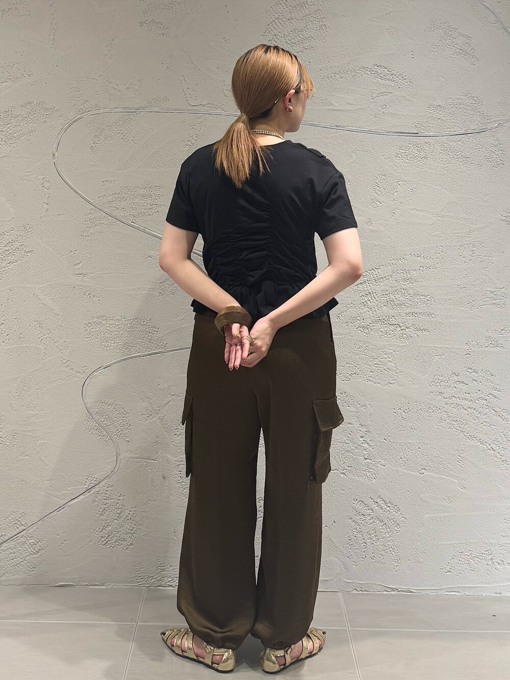 「KBF、kbf_ootd、Tシャツ、シャーリング、カーゴパンツ、サテンパンツ、サテン、グルカサンダル、リムレスメガネ、サングラス、夏コーデ、きれいめカジュアル、ダークトーンコーデ、kbfで選ぶ夏」｜「KBFのフラットグルカサンダル（サンダル、ゴールド系）」を使った、のぶさん（骨格ウェーブ・レディース・163cm）の夏コーディネートの3枚目の写真