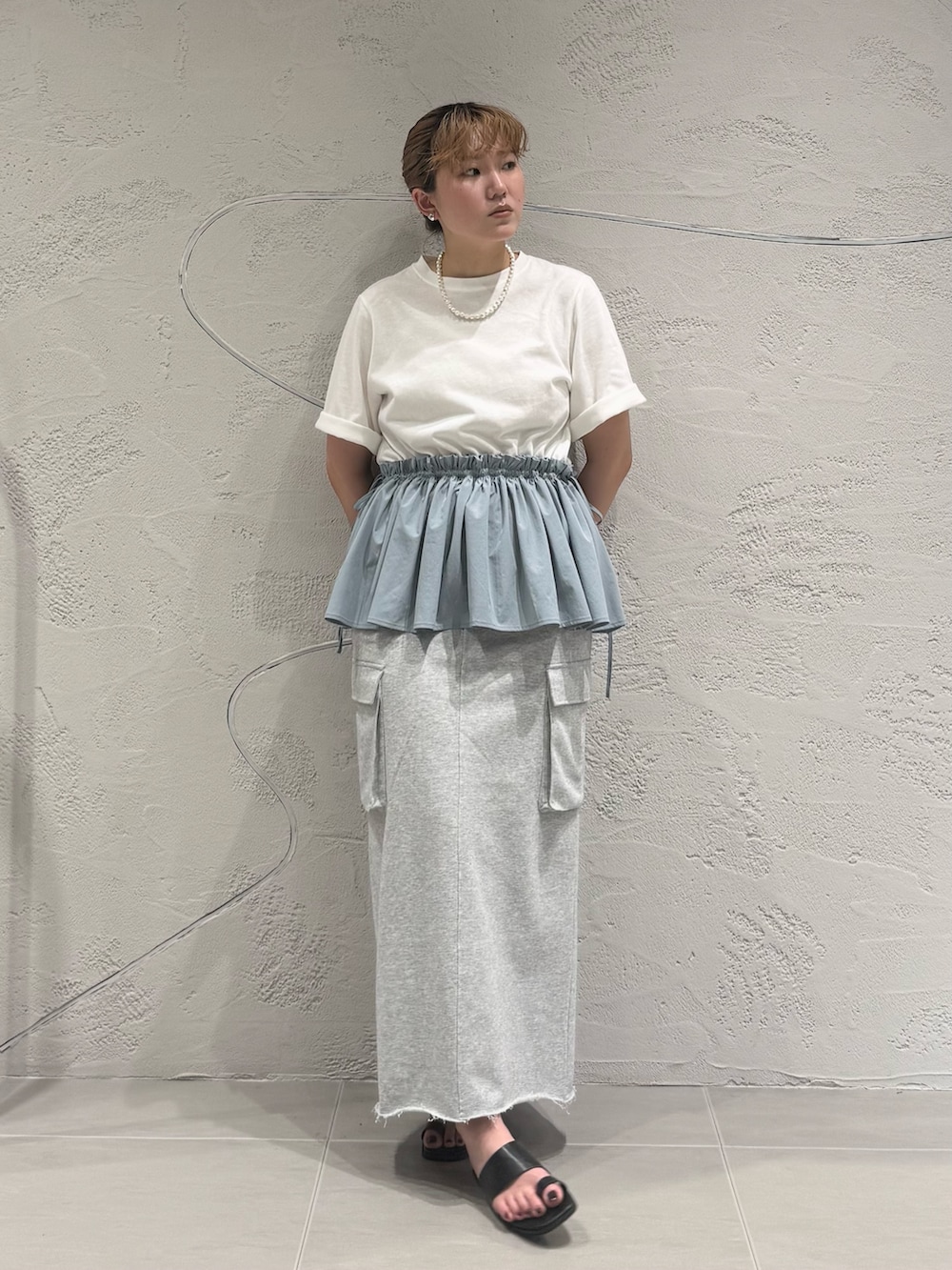 「KBF、kbf_ootd、Tシャツ、フリル、汗ジミ防止、スカート、スウェットスカート、ジャケット、サンダル、ネックレス、夏コーデ、キレイめカジュアル、kbfで選ぶ夏」｜「KBFのシティトングサンダル（サンダル、ブラック系）」を使った、のぶさん（骨格ウェーブ・レディース・163cm）の夏コーディネートの2枚目の写真