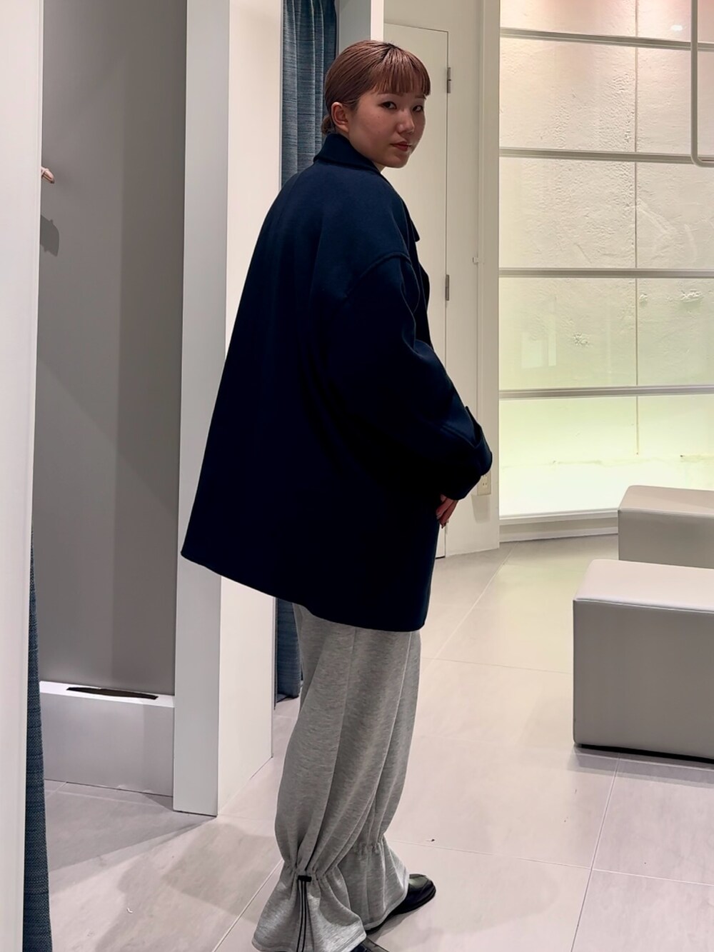 「KBF、kbf_ootd、骨格ウェーブ、冬コーデ、きれいめカジュアル、ニット、スウェットパンツ、ローファー、アウター、ミドルコート、モノトーン、休日スタイル」｜「KBFのバイカラーRIBオーバーニット（ニット/セーター、ホワイト系）」を使った、のぶさん（レディース・163cm）の冬コーディネートの4枚目の写真