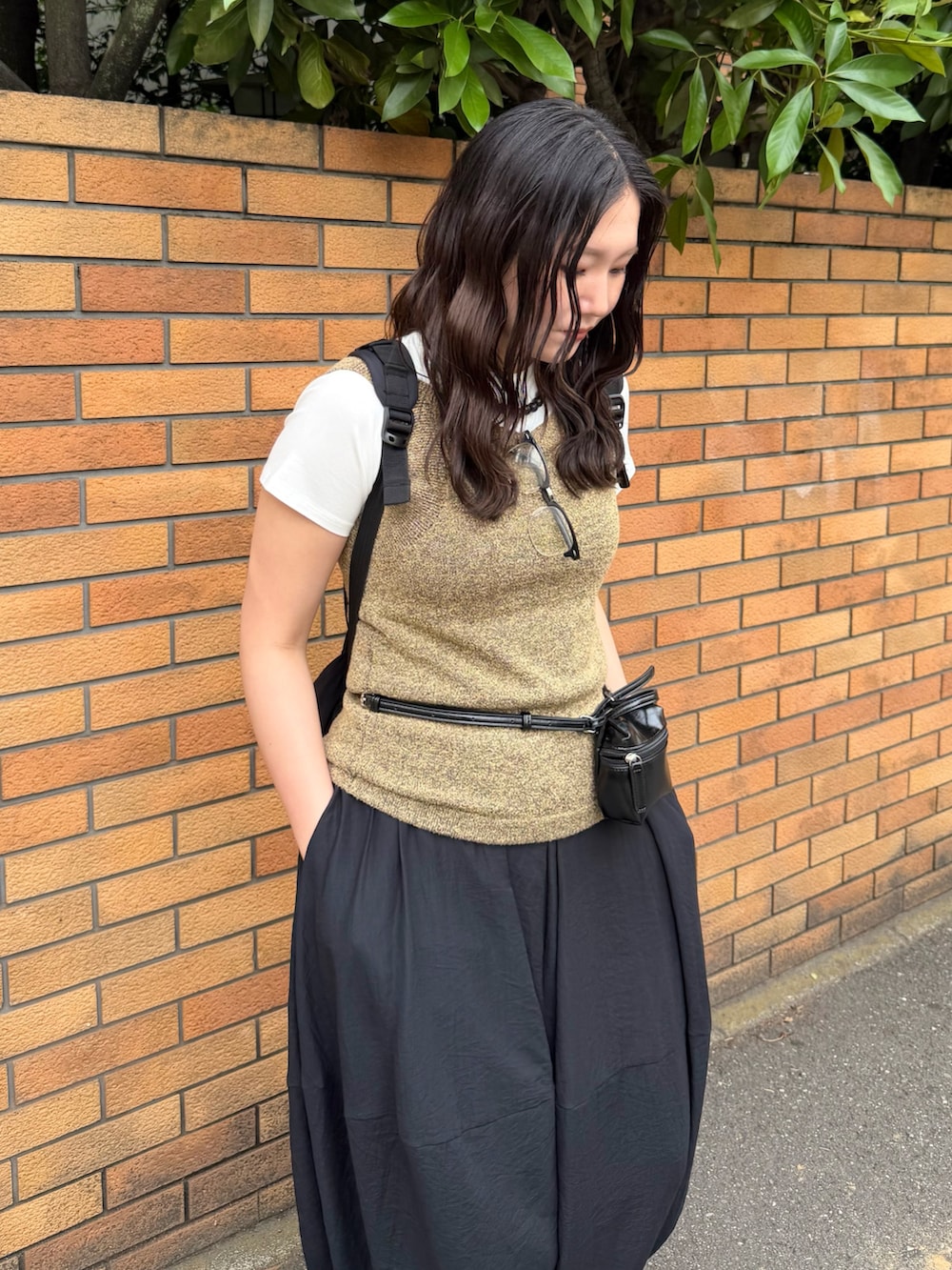 ブラック系のその他パンツ、ブラウン系のショルダーバッグ、ブラウン系のタンクトップを着用したレディースの夏コーディネートの4枚目の写真