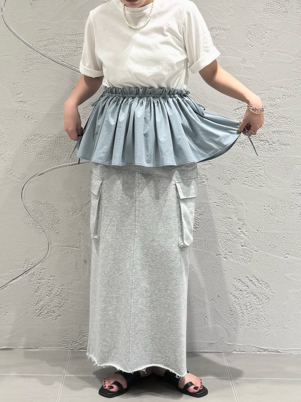 「KBF、kbf_ootd、Tシャツ、フリル、汗ジミ防止、スカート、スウェットスカート、ジャケット、サンダル、ネックレス、夏コーデ、キレイめカジュアル、kbfで選ぶ夏」｜「KBFのシティトングサンダル（サンダル、ブラック系）」を使った、のぶさん（骨格ウェーブ・レディース・163cm）の夏コーディネートの4枚目の写真