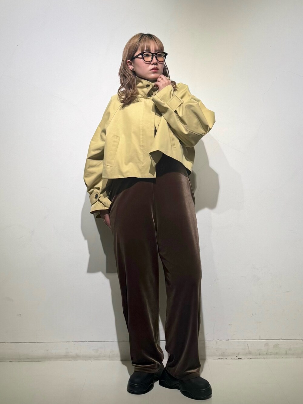 「KBF、kbf_ootd、ジャケット、ジャケットスタイル、ショート丈、シアートップス、オールインワン、ベロア、サボサンダル、メガネ女子、春コーデ、カジュアル、カジュアルコーデ、kbfで選ぶ春」｜「KBFのBACKフレアショートジャケット（その他アウター、ベージュ系）」を使った、のぶさん（骨格ウェーブ・レディース・163cm）の春コーディネートの3枚目の写真